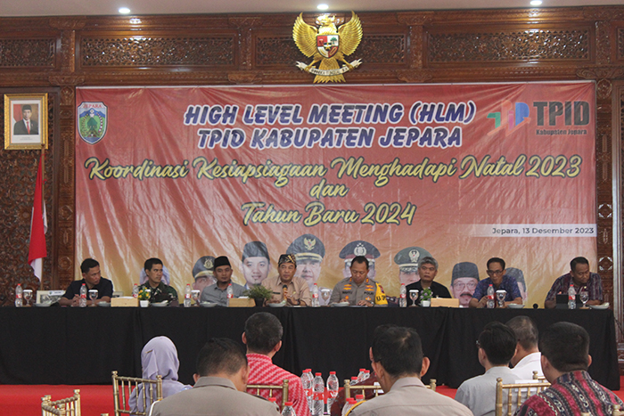 MENGEJUTKAN: Pj Bupati Edy Supriyanta, Ketua DPRD Haizul Ma&rsquo;arif serta jajaran Forkopimda yang lain saat rapat bersama pelaku usaha, perwakilan migas di Rimba Raya Resort kemarin. (NIBROS HASSANI)