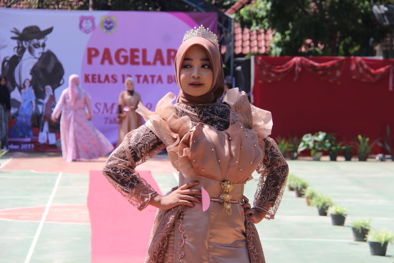 ASAH PERCAYA DIRI: Siswi SMKN 2 Blora menampilkan busana karya mereka saat fashion show di sekolah kemarin. (ARIF FAKHRIAN KHALIM/RADAR KUDUS)