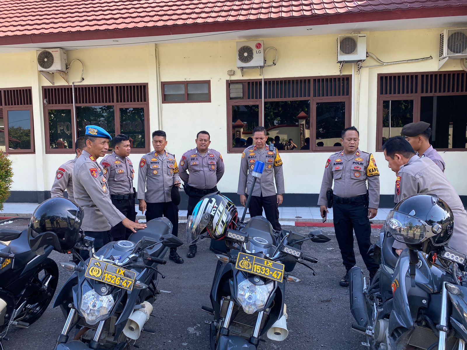 CEK KENDARAAN: Wakapolres Grobogan Kompol Gali Atmajaya melakukan pemeriksaan kendaraan dinas di halaman Mapolres setempat, kemarin. (SIROJUL MUNIR)