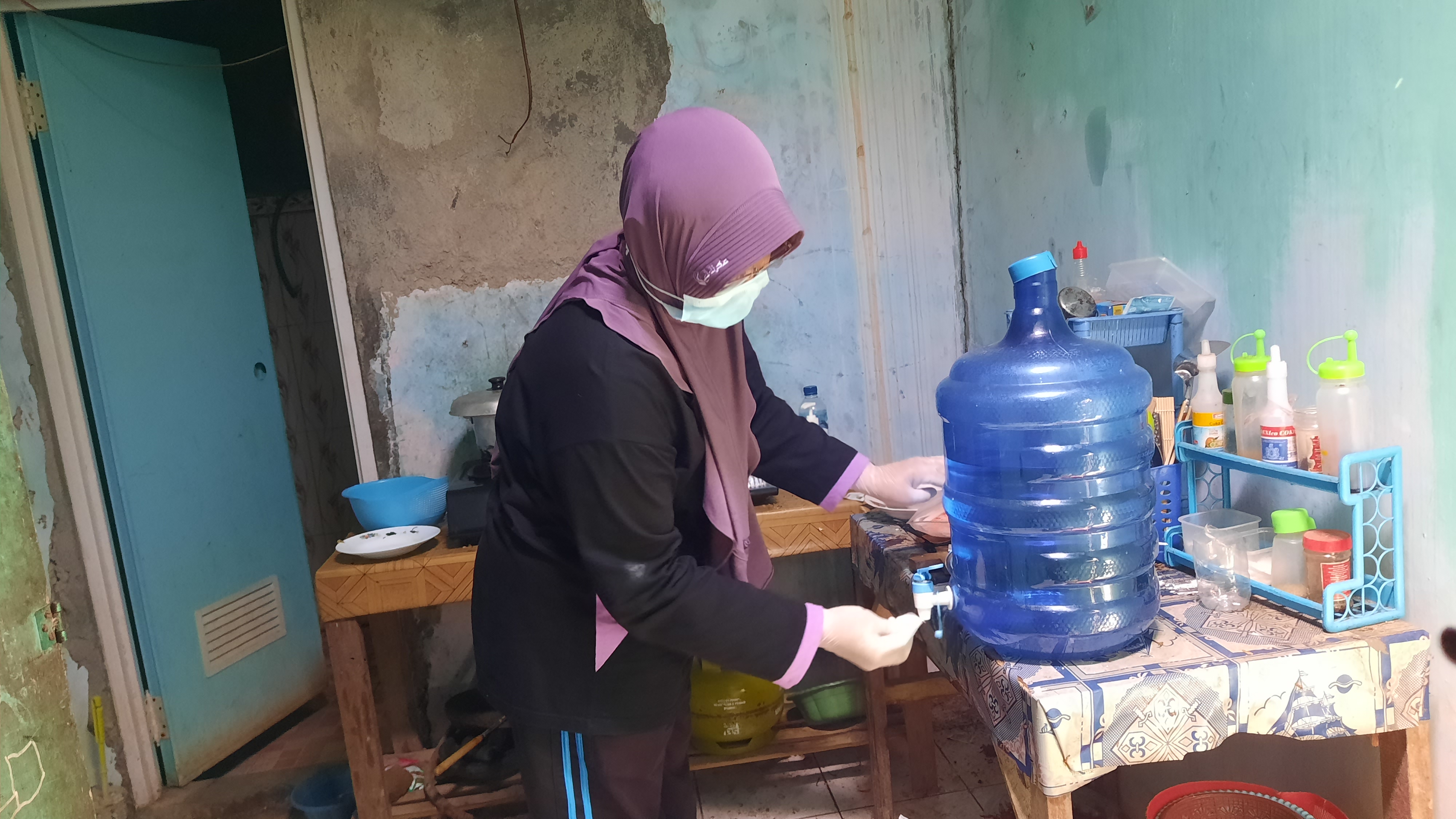 PEMERIKSAAN: Petugas puskesmas saat melakukan pengecekan kondisi air minum pada air rumah tangga di sejumlah rumah. (INTAN MAYLANI SABRINA)