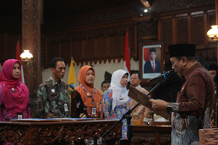 SAH: Pj Bupati Jepara Edy Supriyanta melantik para pejabat yang akan mengisi kekosongan JPTP di lingkungan Pemkab Jepara. (MOH. NUR SYAHRI MUHARROM)