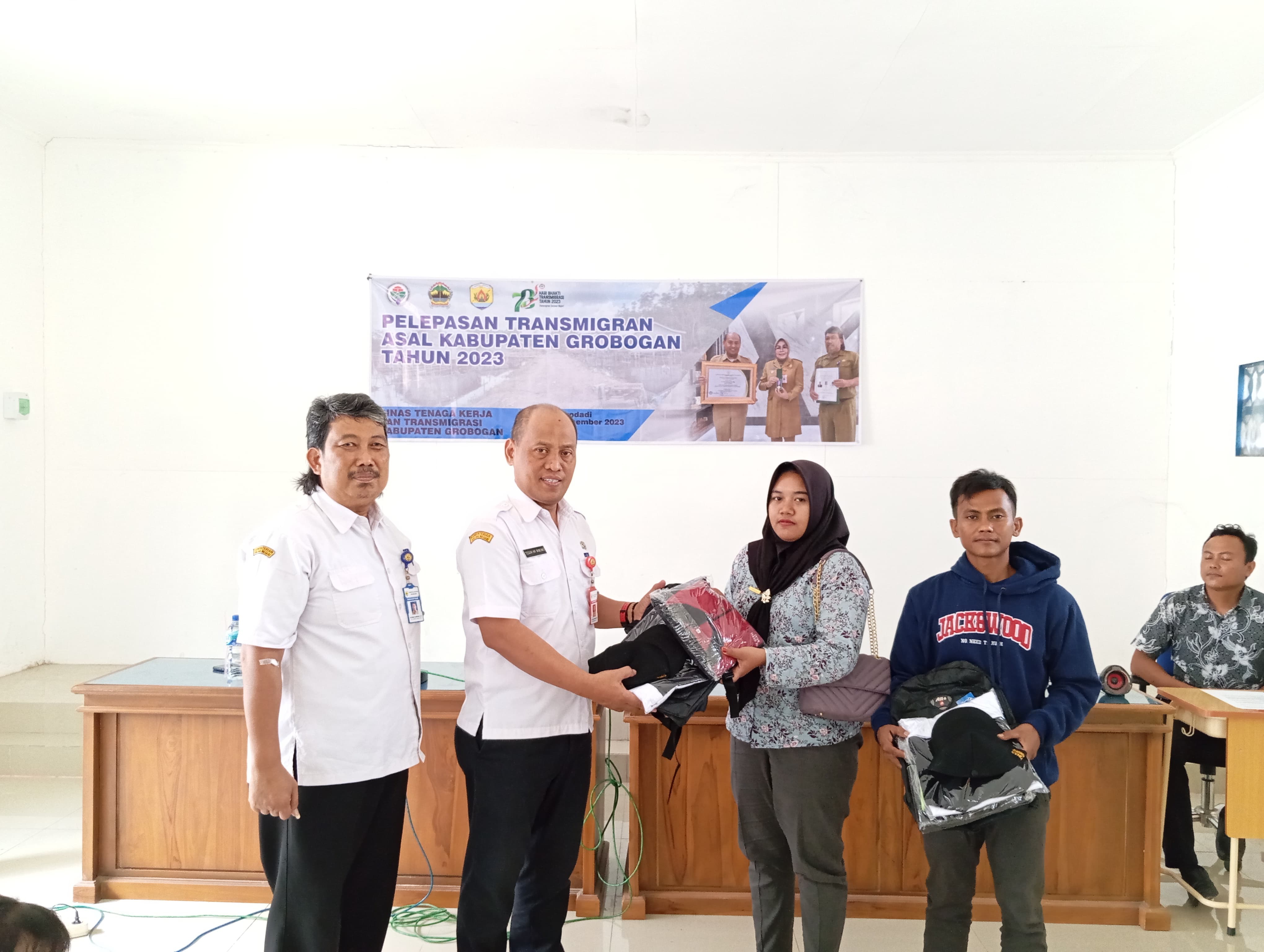 BERANGKAT: Satu KK yang hendak diberangkatkan ke Kabupaten Penukal Abab Lematang Ilir, Sumatera Selatan. (INTAN MAYLANI SABRINA)
