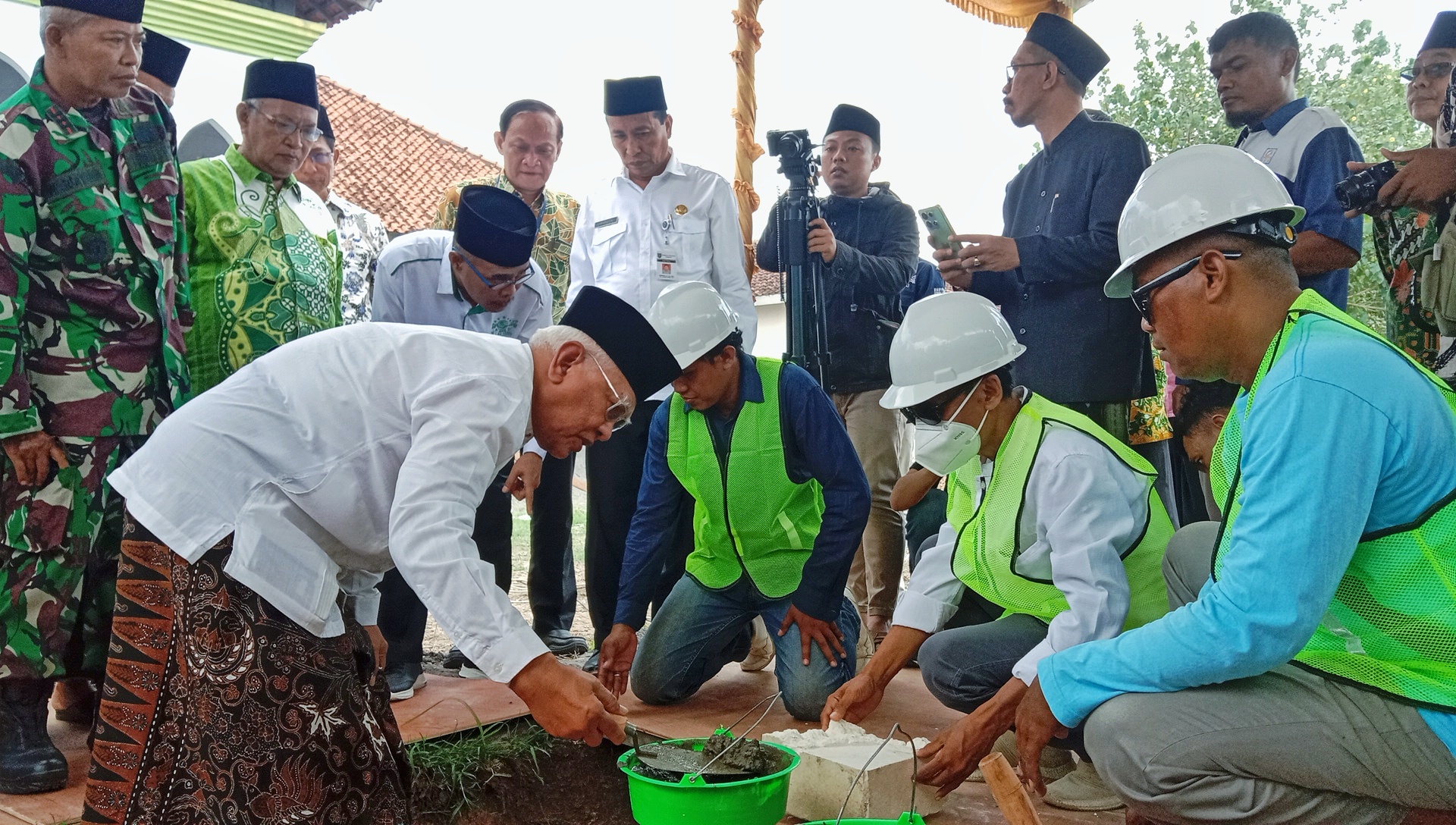 MULAI PEMBANGUNAN: KH Mustofa Bisri (Gus Mus) menghadiri peletakan batu pertama pembangunan Gedung Rektorat STAINU di Kompleks Gedung Haji Rembang, (13/12/2023 ). VACHRI RINALDY L/RADAR KUDUS