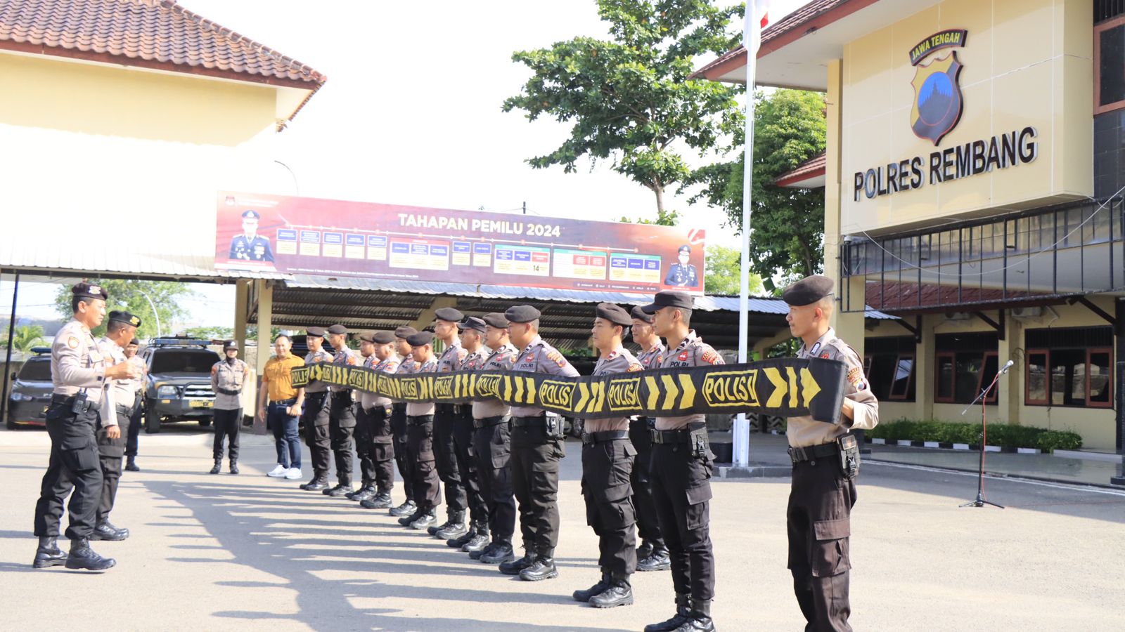 TINGKATKAN KEMAMPUAN: Kasat Samapta Polres Rembang, AKP Rohmat pimpin apel anggotanya dalam pelatihan Dalmas awal sikap pegang tali, kemarin. (HUMAS POLRES RBG UNTUK RADAR KUDUS)