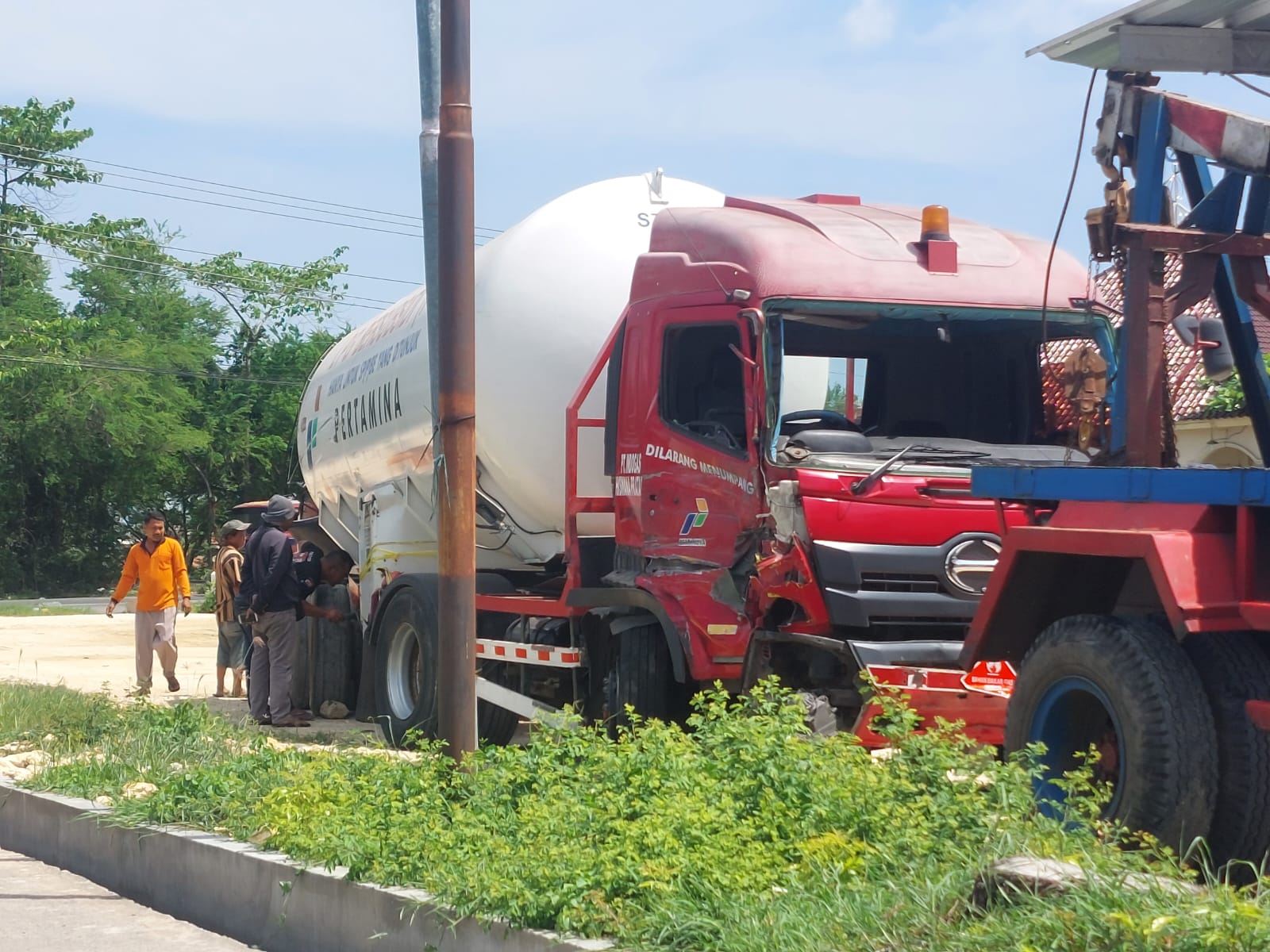 RUSAK: Kondisi truk pertamina setelah diderek ke SPBU Growong Lor, Juwana tadi siang (14/12).