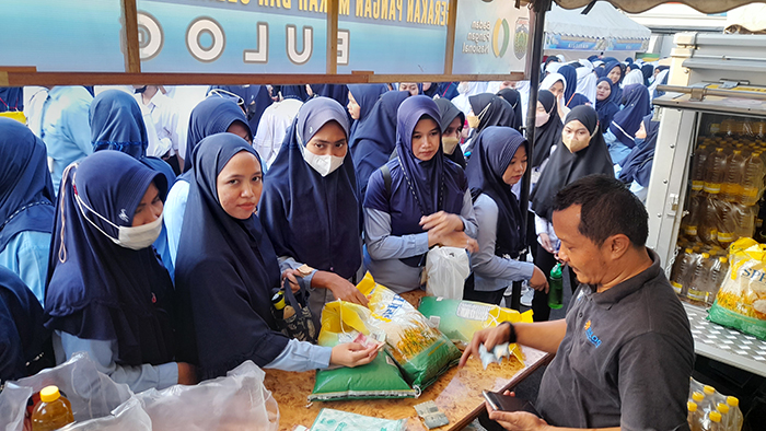 DISERBU: Para pegawai pabrik menyerbu stan beras murah di Pabrik PT SAMI (13/12). (NIBROS HASSANI)