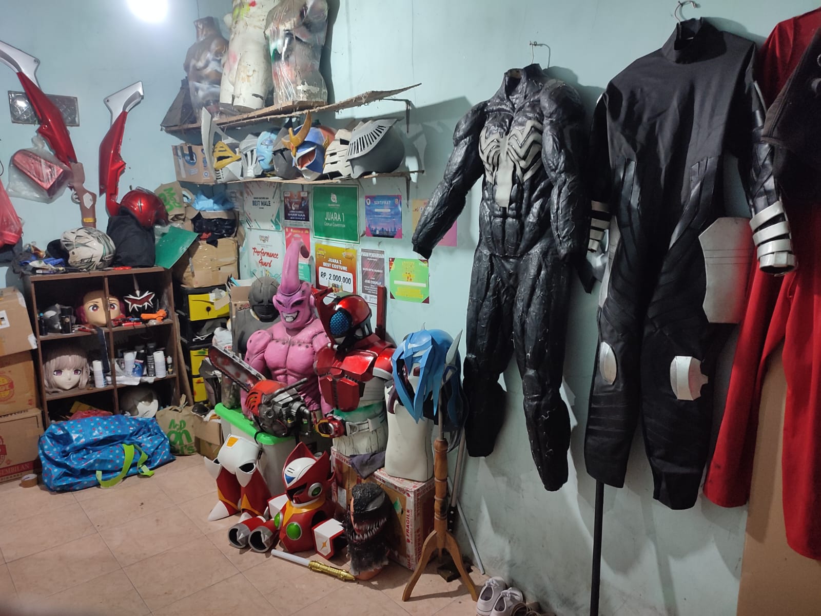 BERJEJER: Kostum cosplay buatan David terpajang rapi di etase di rumahnya, Desa Ploso, Jati, Kudus.  &nbsp;