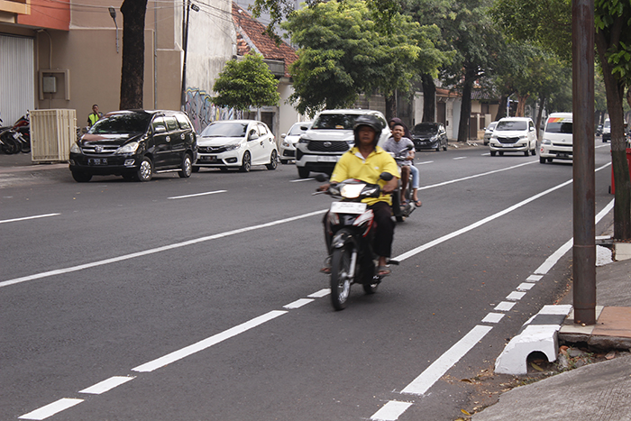 KESELAMATAN JALAN : Beberapa pengendara saat melewati Jalan Dokter Ramelan Kudus. (ARIKA KHOIRIYA)