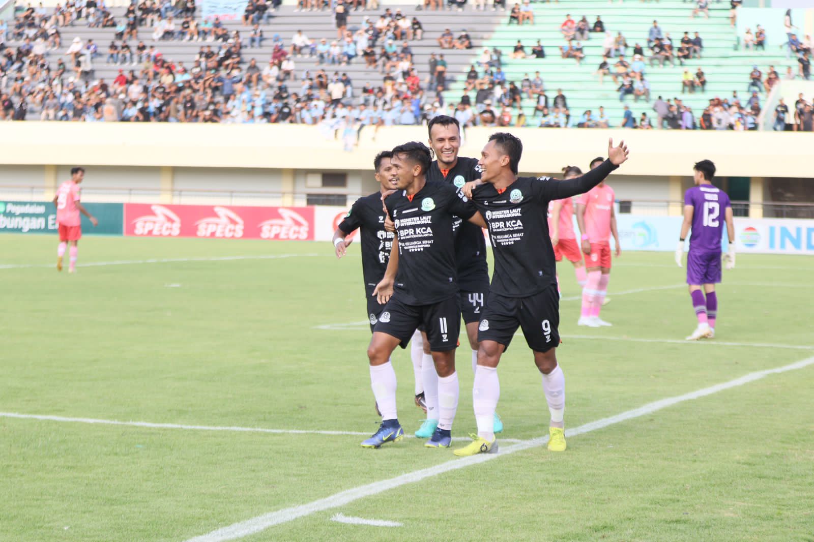 Para pemain Persipa Pati merayakan gol kemenangan saat menghadapi Persela Lamongan (17/12/2023 di Stadion Tuban Sport Center. (PERSIPA PATI UNTUK RADAR KUDUS)