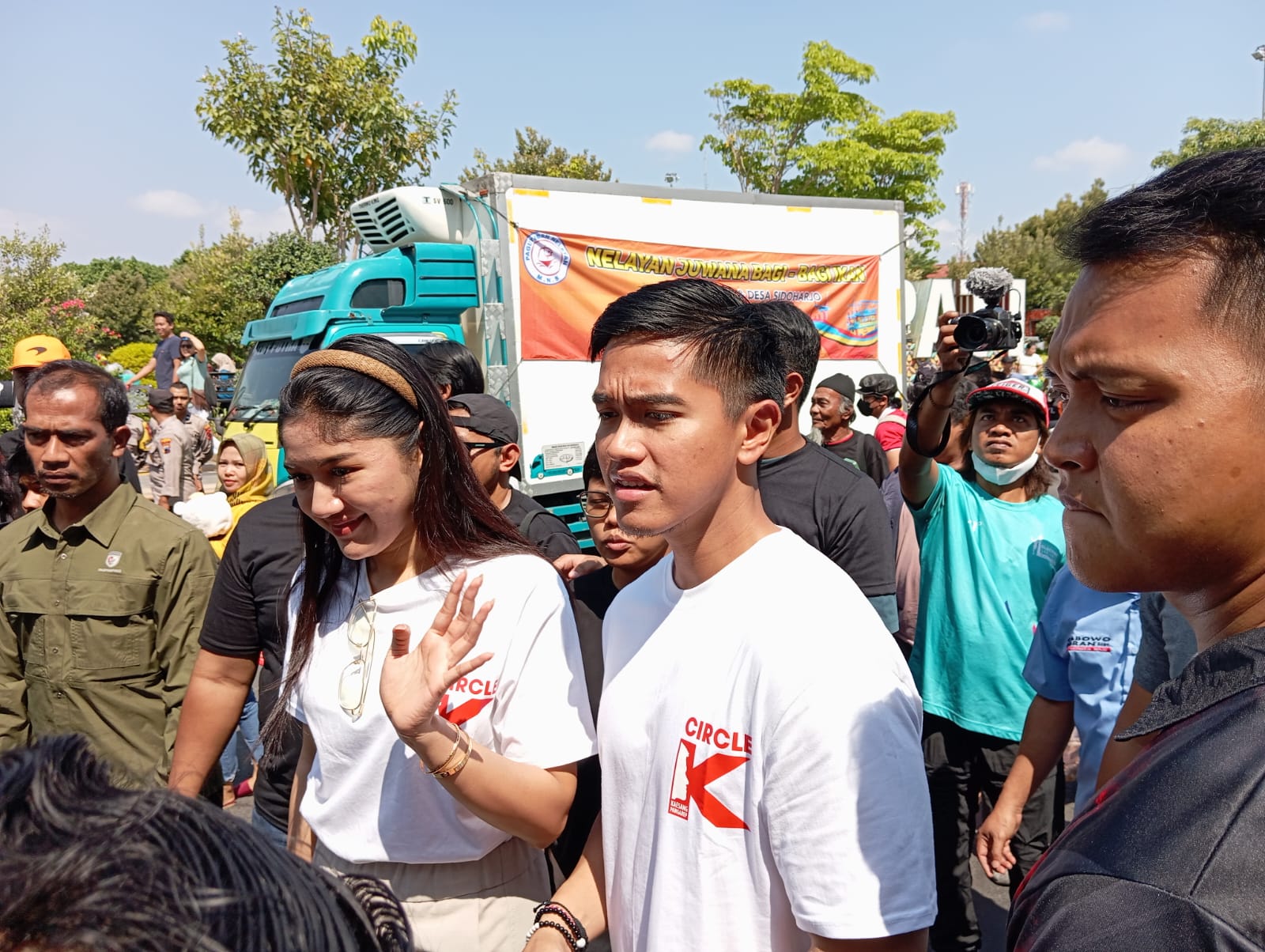 SAPA WARGA: Ketua PSI Kaesang Pangarep bersama istri Erina Gudono saat kunjungan ke Pati.