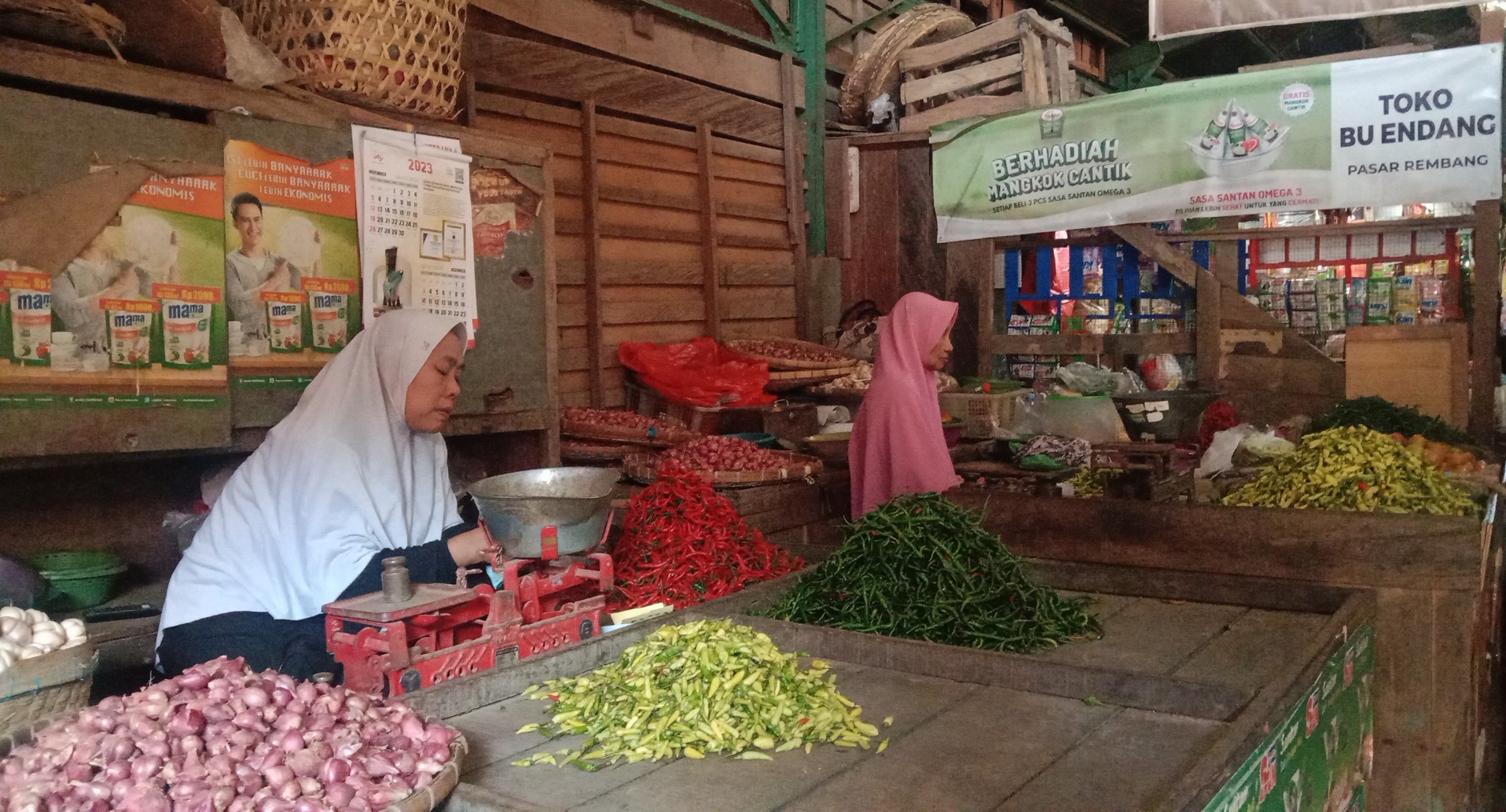Seorang pedagang bahan pokok di Pasar Rembang sedang menunggu pembeli.  (VACHRI RINALDY/RADAR KUDUS)