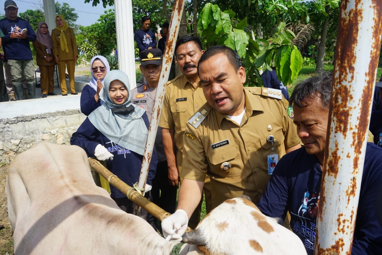 BUKA: Bupati Blora Arief Rohman saat meresmikan rumah potong hewan (RPH) Ruminansia modern, beberapa waktu lalu. (PROKOMPIM BLORA UNTUK RADAR KUDUS)
