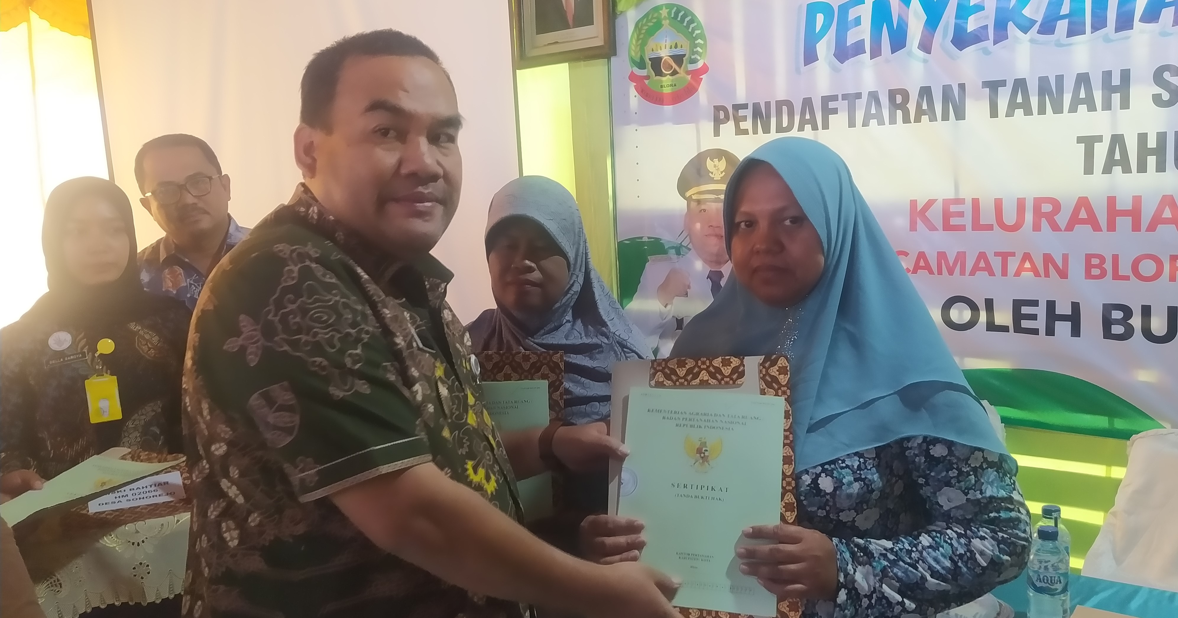 SERAHKAN: Bupati Blora Arief Rohman menyerahkan sertifikat rumah program PTSL di masyarakat Sonorejo. (ARIF FAKHRIAN KHALIM/RADAR KUDUS)