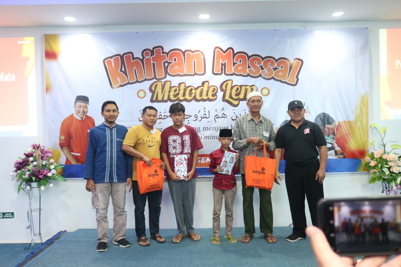 DISUNAT: Salah satu peseta khitan masal dilakukan tindakan medis oleh tim sunat lem di RSU Fastabiq Sehat PKU Muhammadiyah Pati (24/12/2023). (HUMAS RS FASTABIQ PATI)