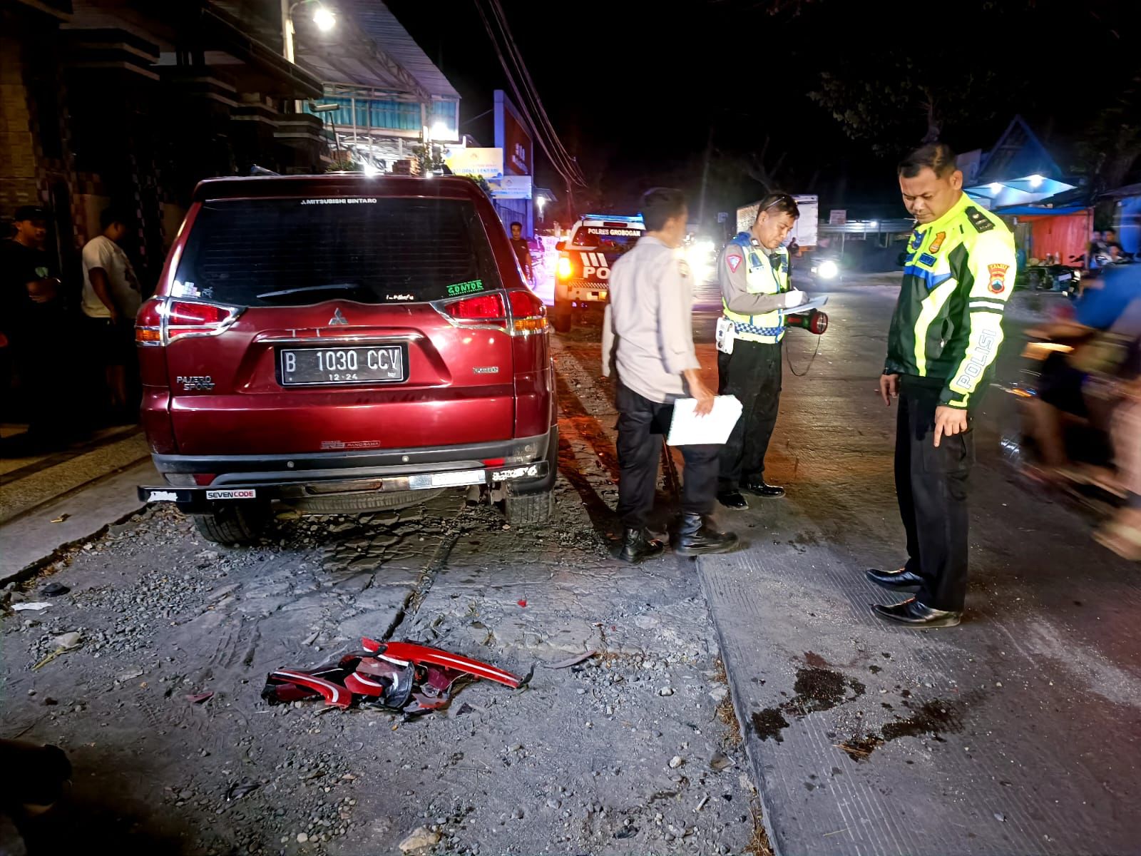 EVAKUASI: Kanit Gakkum Polres Grobogan Ipda Sandi saat di lokasi laka lantas di Desa Klampok Kecamatan Godong. (INTAN MAYLANI SABRINA/RADAR KUDUS)
