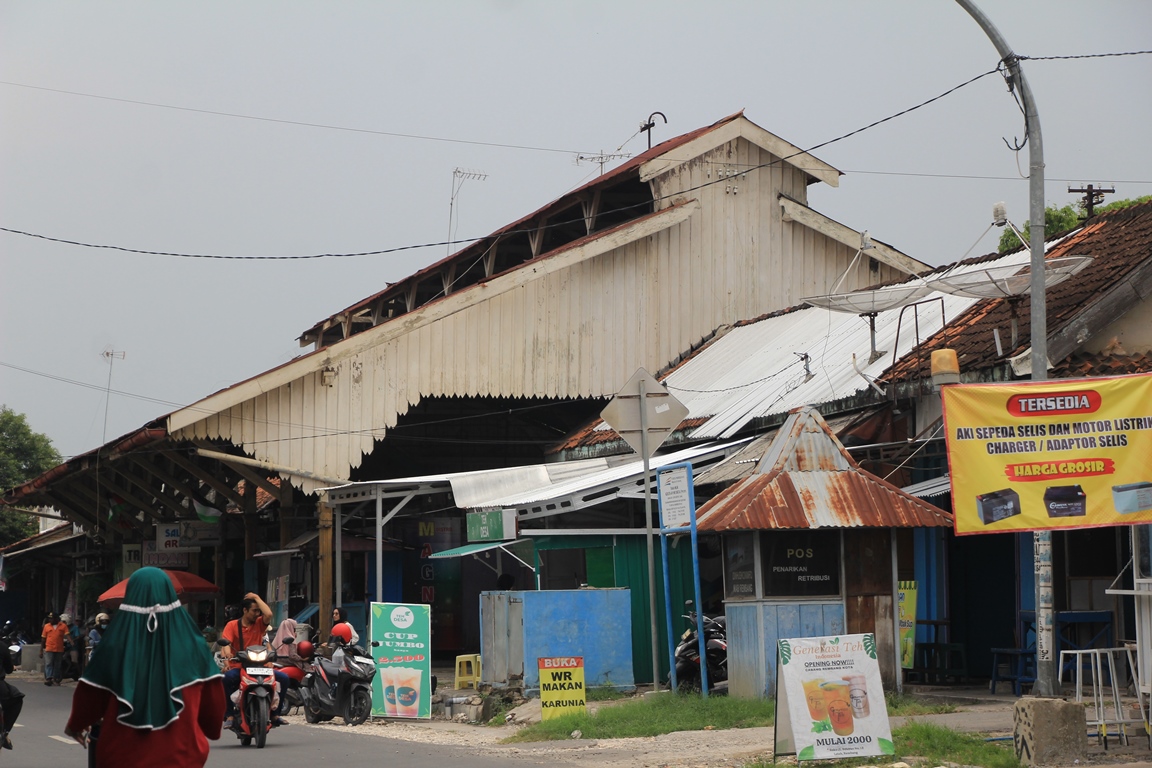 JADI KIOS: Pengendara sepeda motor melintas di depan Eks Stasiun Rembang yang menjadi&nbsp;deretan kios. (WISNU AJI/RADAR KUDUS)