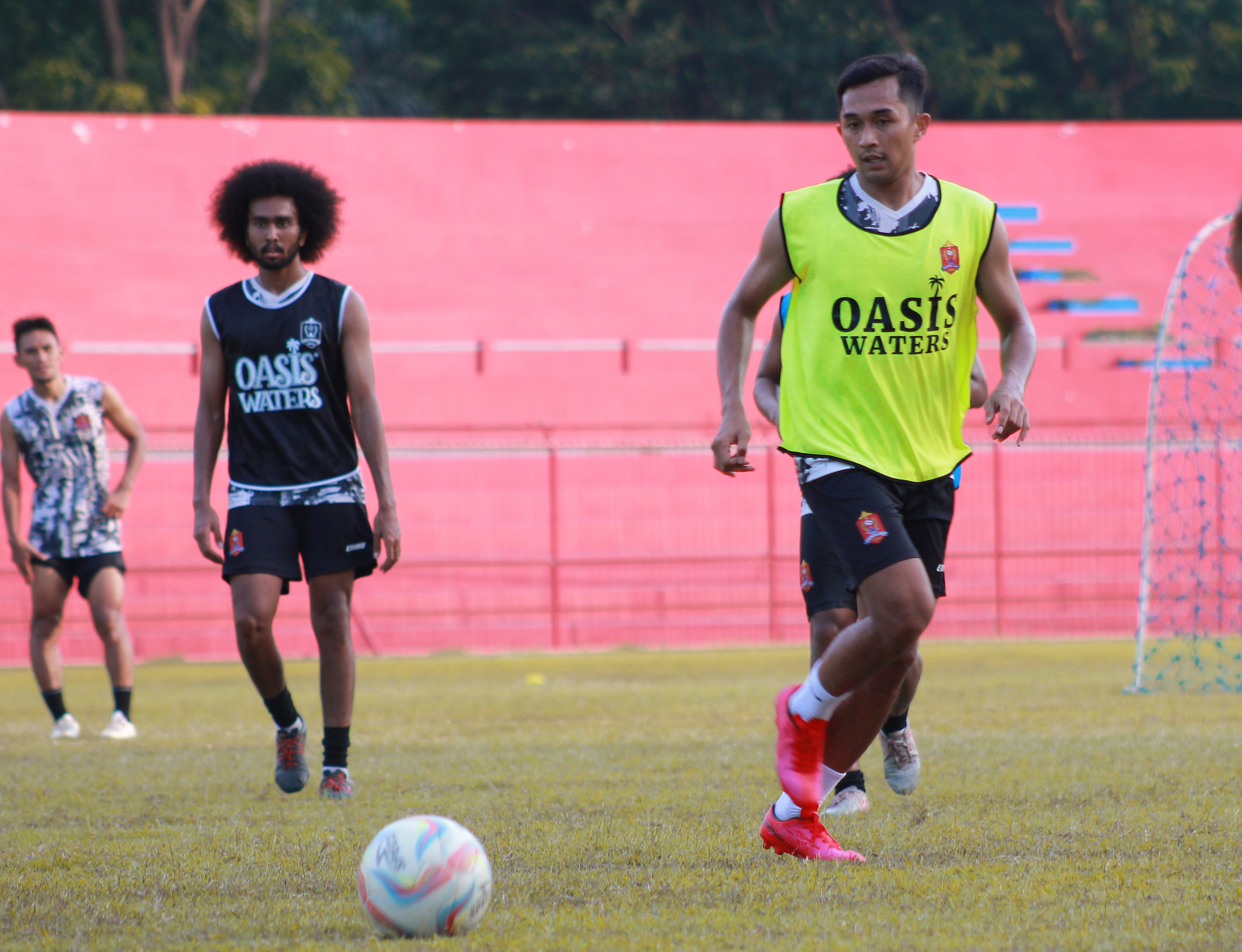 SIAP: Penggawa Persijap Jepara mengikuti latihan di Stadion GBK Jepara jelang dimulai babak play off degradasi Liga 2 kemarin. (MOH. NUR SYAHRI MUHARROM/RADAR KUDUS)