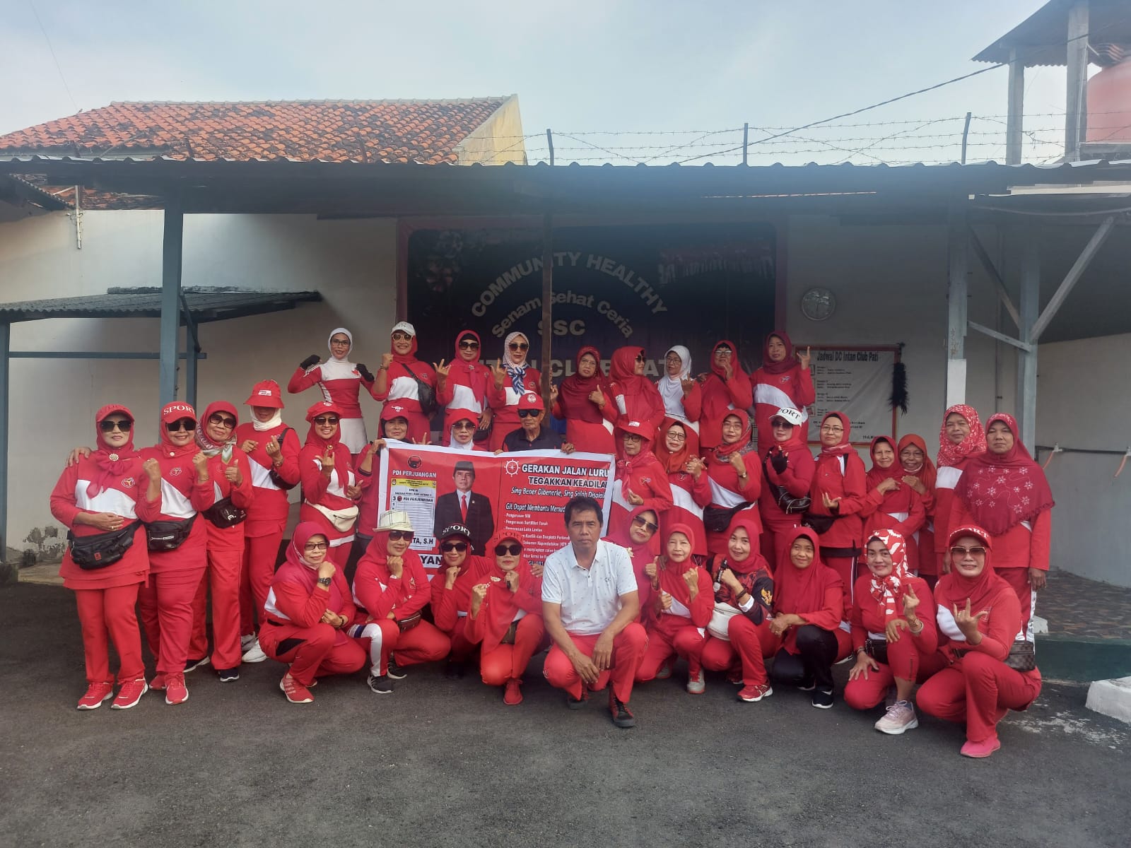 ANDRE FAIDHIL FALAH/RADAR KUDUS MINTA DUKUNGAN: Caleg DPR RI Dapil III Riyanta foto bareng ibu-ibu di kediaman mantan Bupati Pati Tasiman.