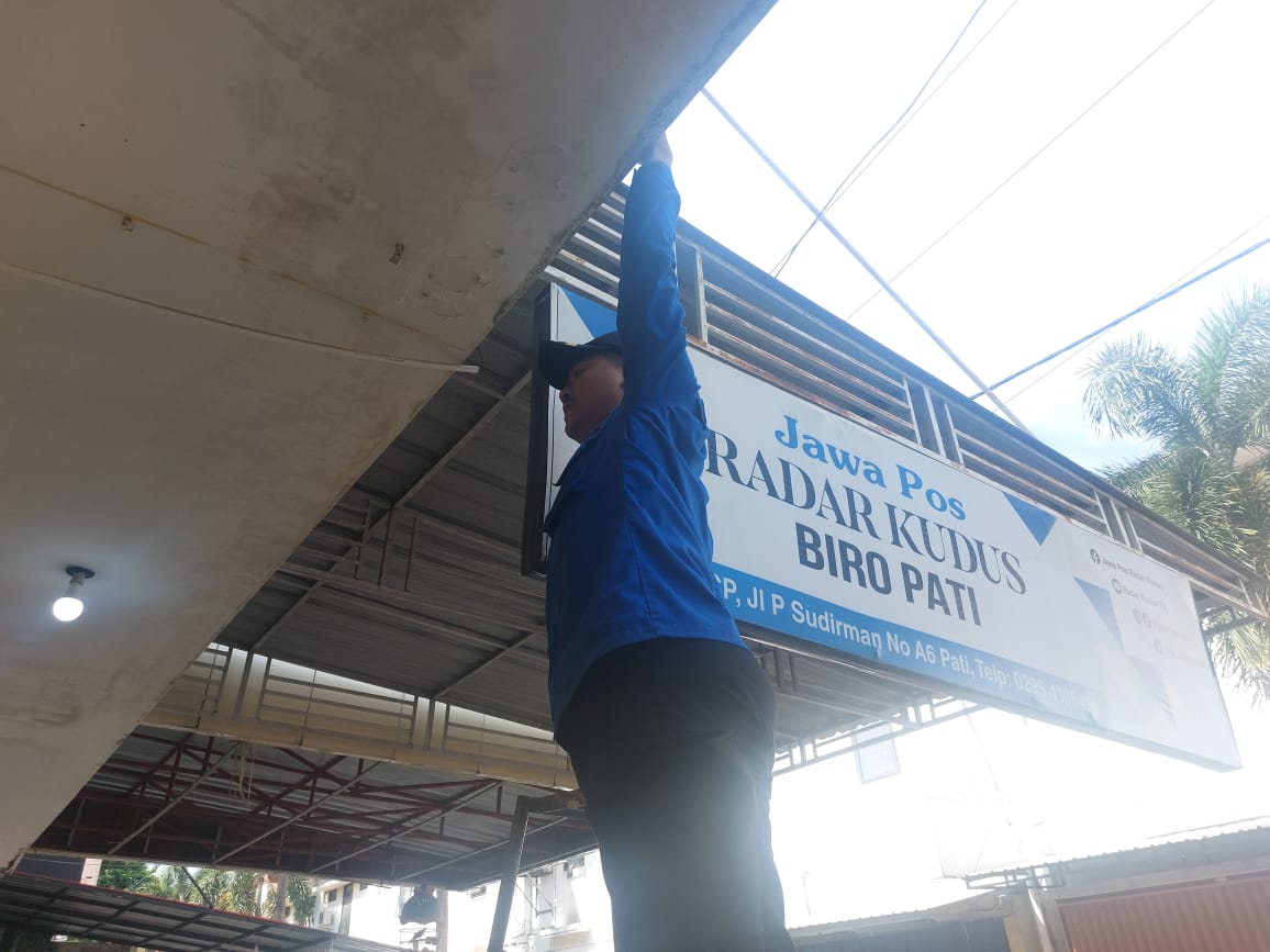 ANDRE FAIDHIL FALAH/RADAR KUDUS MANJAT: Tim Damkar Pati mencoba masuk ke lantai 2 di sebuah ruko di Jalan P Sudirman (27/12).