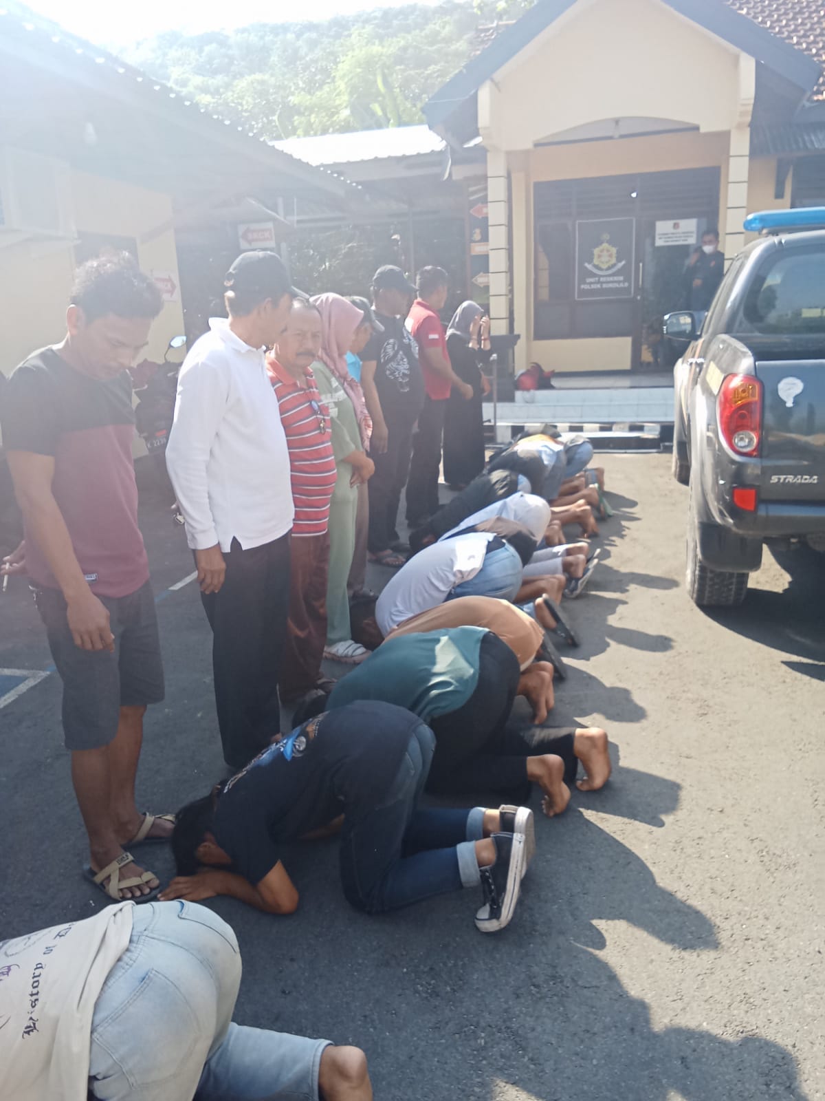 INSYAF: Sejumlah anak yang diamankan Polsek Sukolilo bersujud di telapak kaki orang tua mereka.