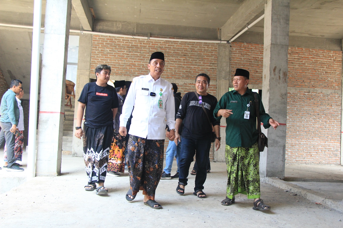 CEK BANGUNAN: Bupati Rembang Abdul Hafidz mengecek proyek Kantor Dindikpora&nbsp;Rembang beserta tim keluar baru kemarin (28/12/2023). (WISNU AJI/RADAR KUDUS)