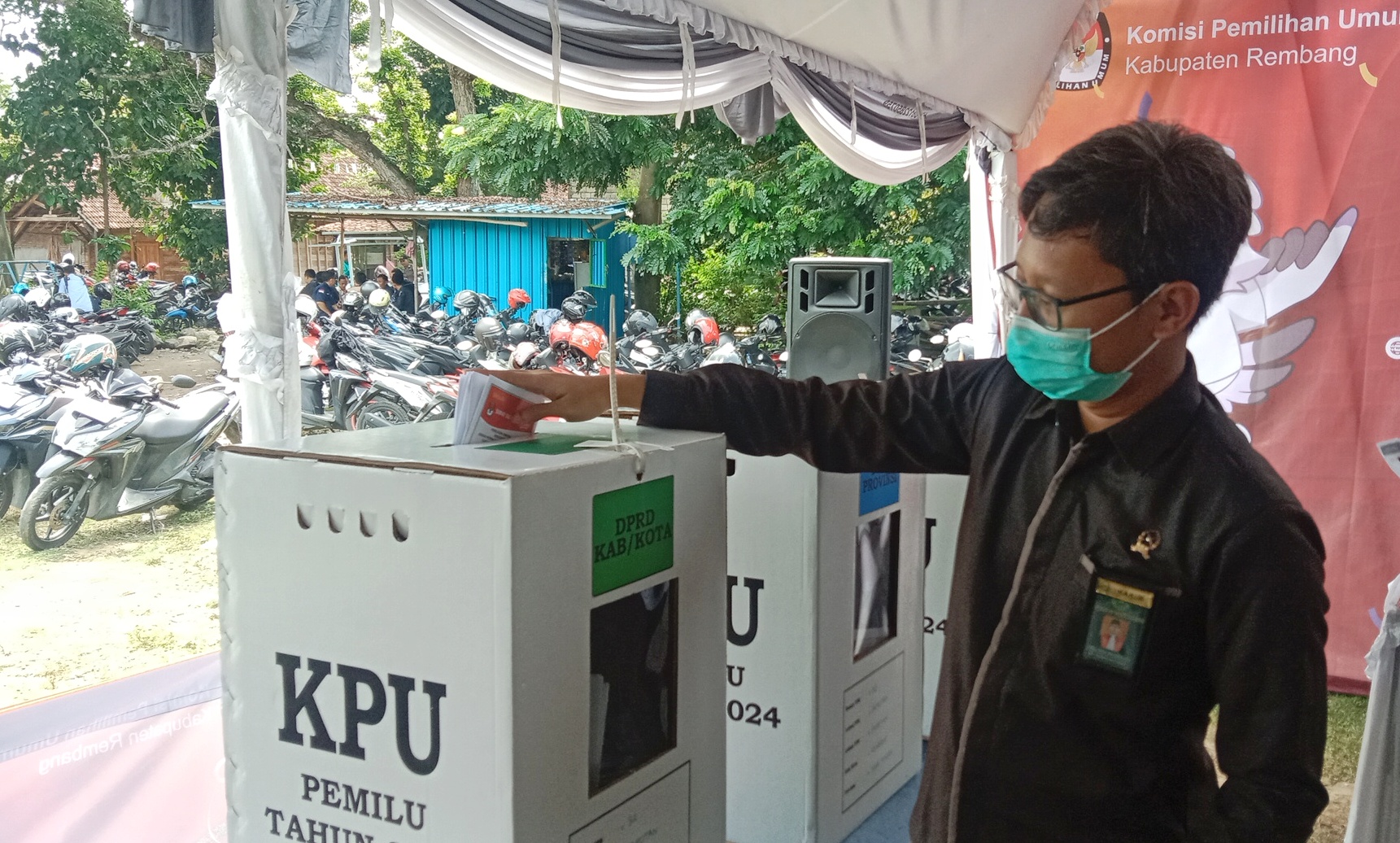 SIMULASI: Warga mencoba mempraktikkan proses pemungutan suara di Pamotan kemarin. (VACHRI RINALDY L/RADAR KUDUS)