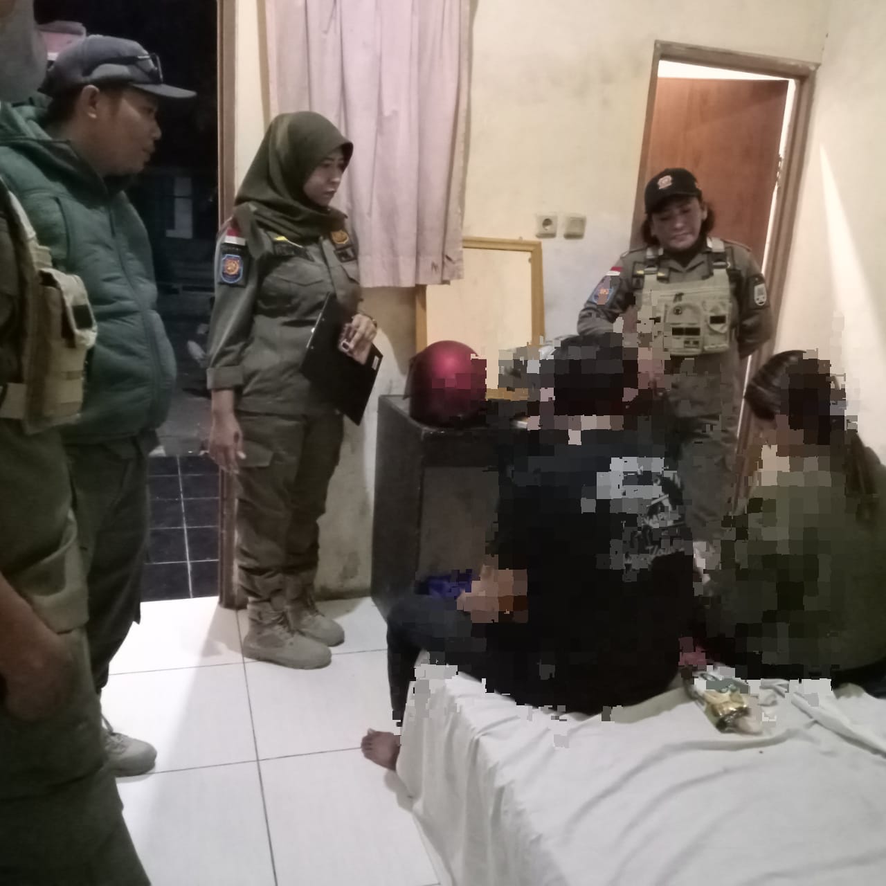 TAK BERKUTIK: Petugas Satpol PP Rembang mengamankan pasangan mesum di kamar salah&nbsp;satu hotel di Rembang pada Minggu malam (31/1/2023). (SATPOL PP UNTUK RADAR KUDUS)