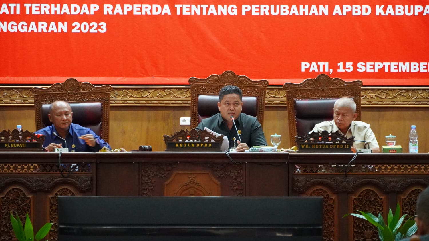 DEMOKRASI: Ketua DPRD Kabupaten Pati Ali Badrudin (tengah) bersama Wakil ketua II DPRD Kabupaten Pati Hardi (kanan) saat bertugas memimpin rapat paripurna belum lama ini.