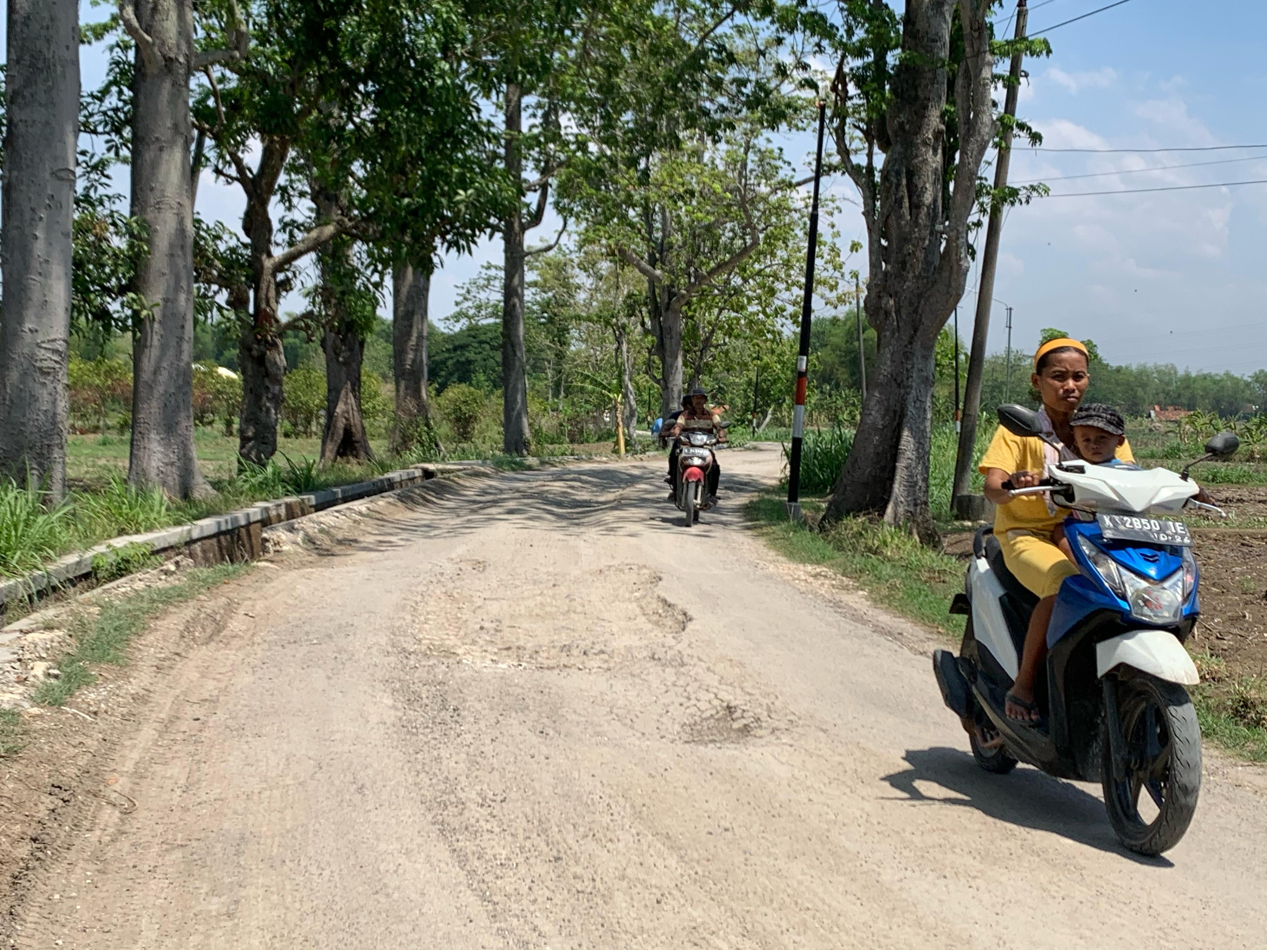 KONDISI RUSAK: Pengendara saat melintas di Jalan Desa Jepangrejo, Kecamatan Blora. (EKO SANTOSO/RADAR KUDUS)