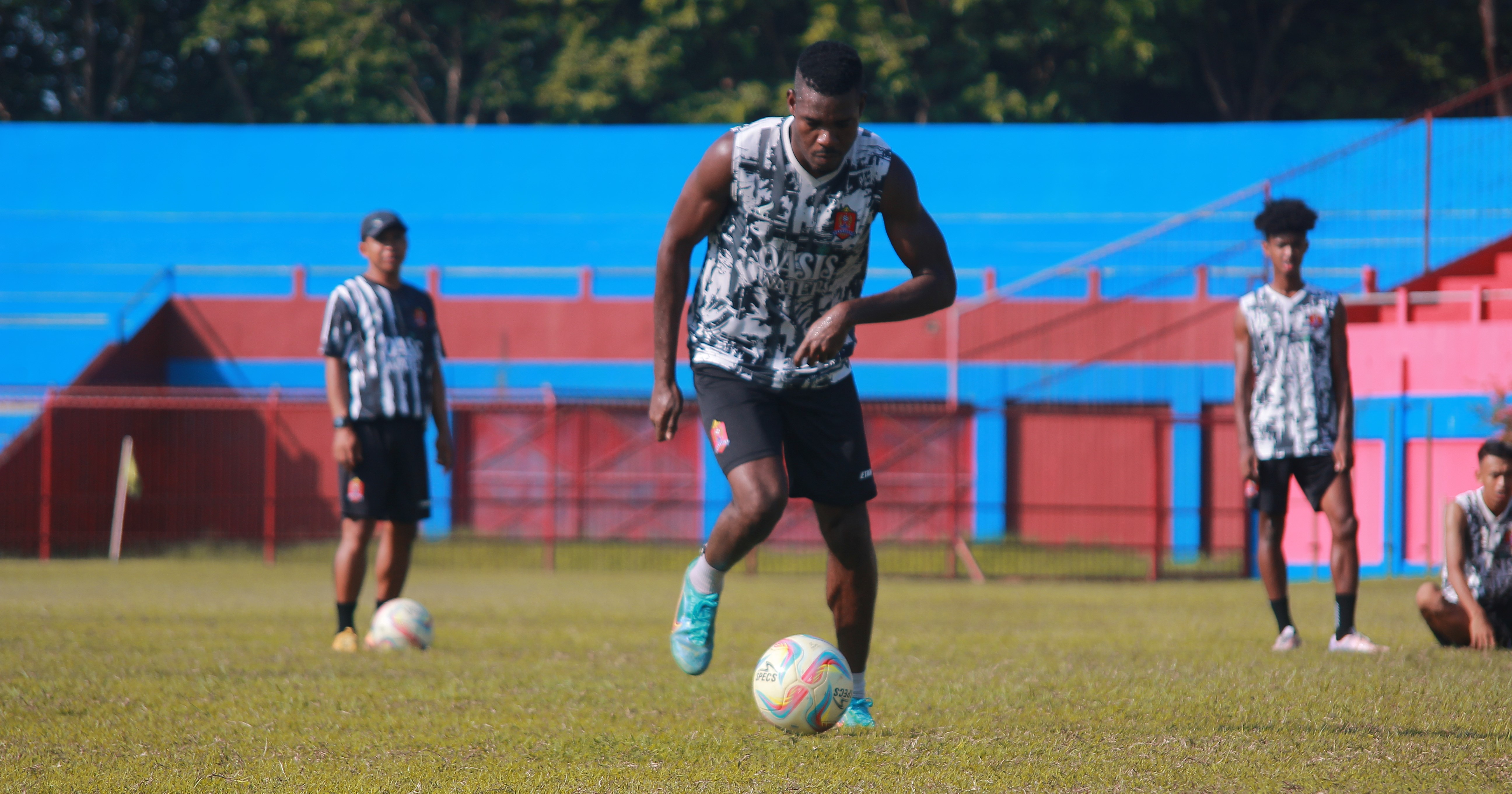 SAYONARA GBK: Penggawa Persijap Jepara berlatih di Stadion GBK Jepara sebelum direnovasi belum lama ini. (MOH. NUR SYAHRI MUHARROM/RADAR KUDUS)