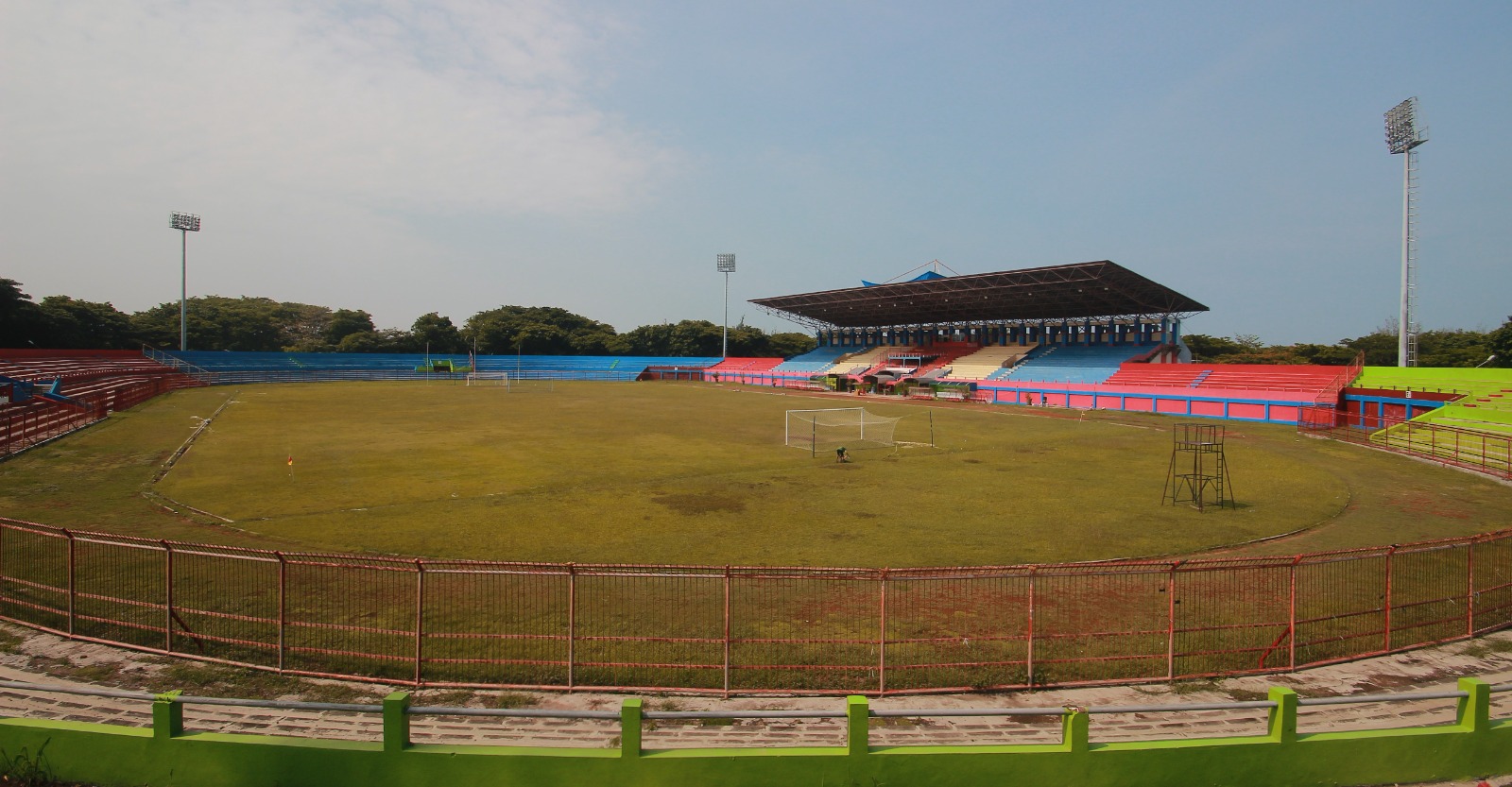 WAJAH BARU: Pekerja memunguti sampah di sekitar lapangan Stadion Gelora Bumi Kartini Jepara kemarin. (MOH. NUR SYAHRI MUHARROM/RADAR KUDUS)