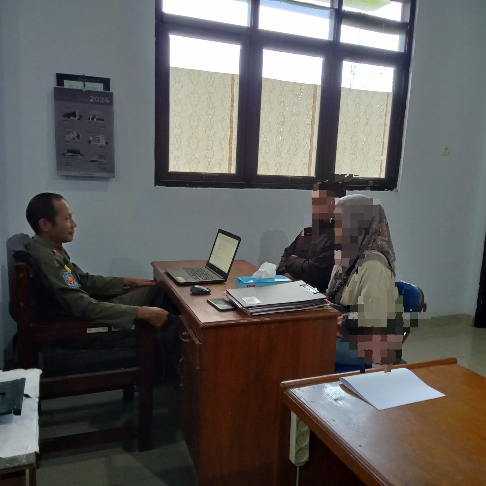 DIMINTAI KETERANGAN: Penyidik Pegawai Negeri Sipil (PPNS), Satpol PP Rembang, Karnen meminta keterangan pasangan muda mudi tidak sah di kantornya kemarin. (SATPOL PP UNTUK RADAR KUDUS)