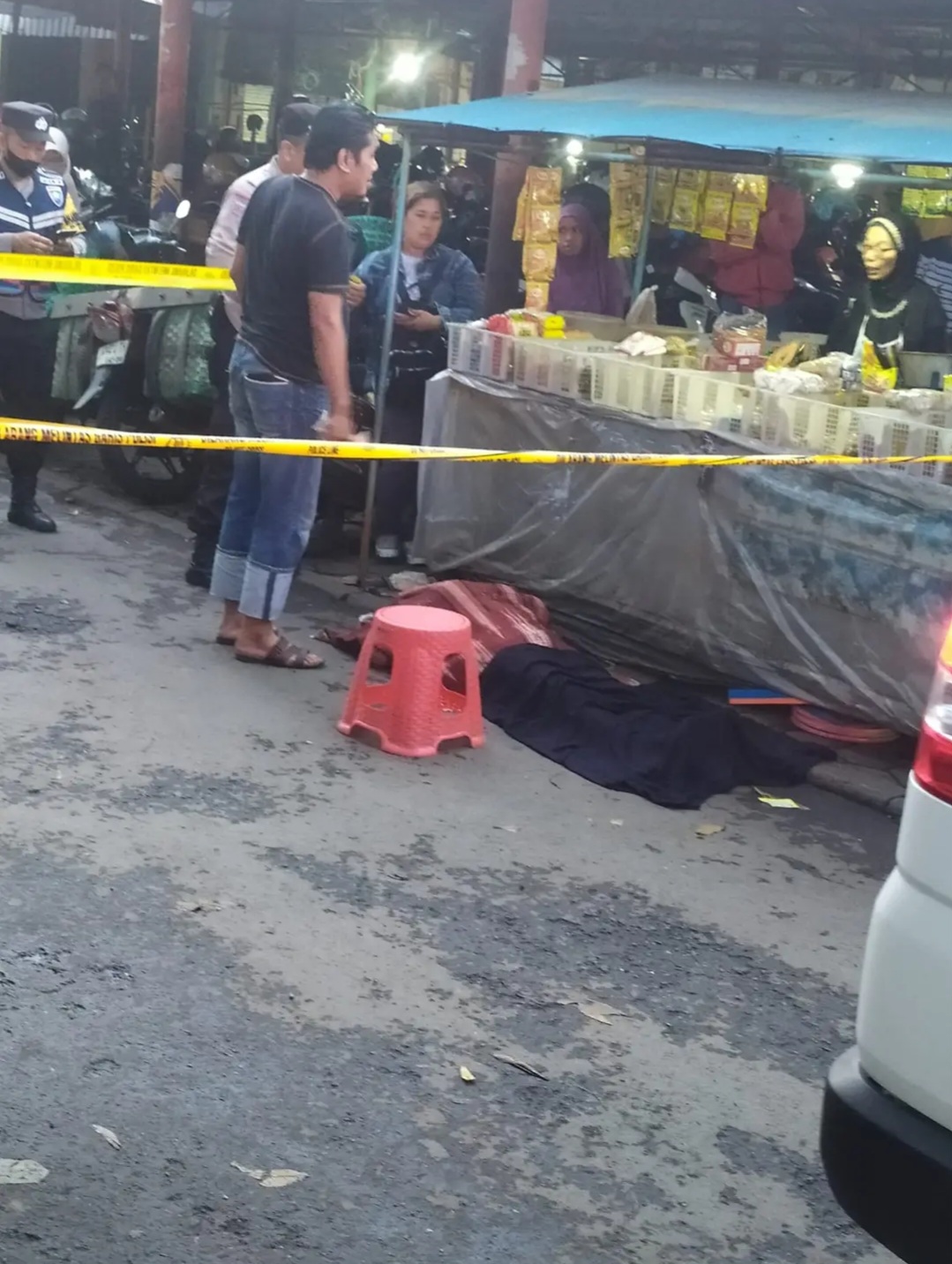 IDENTIFIKASI: Kepolisian mengidentifikasi mayat tergeetak di Pasar Puri Baru pada Sabtu (6/1).