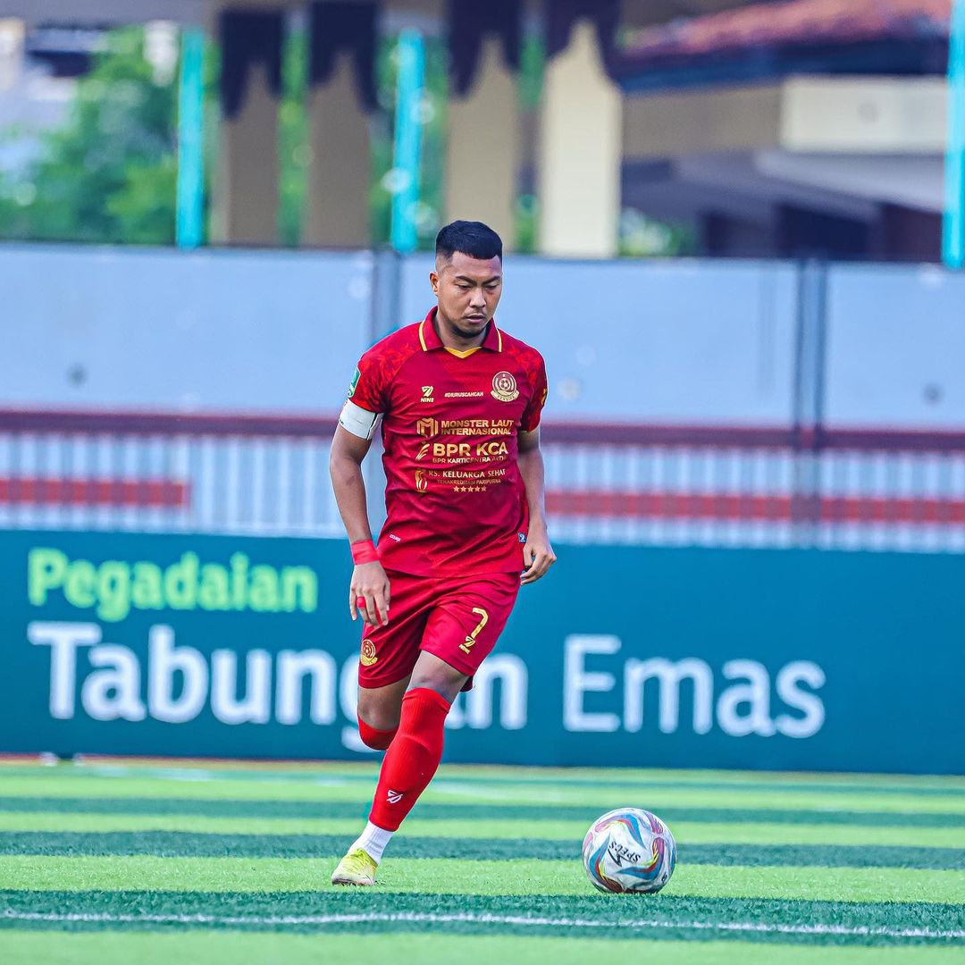 TIDAK EGOIS : Kapten Persipa Pati musim 2023/2024 Gustur Cahyo saat berlatih bersama pemain lainnya. (PERSIPA PATI UNTUK RADAR KUDUS)