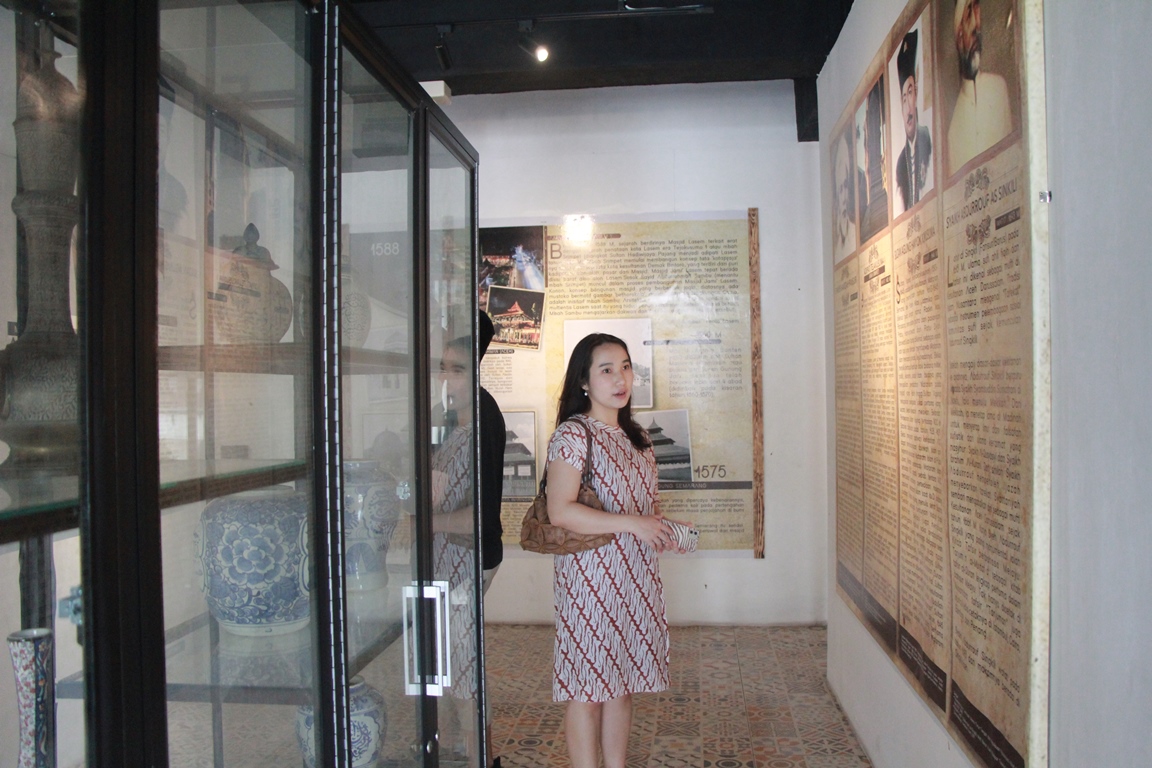 PENASARAN: Pengunjung asal Bekasi penasaran melihat isi museum Islam Nusantara Lasem baru-baru ini. (WISNU AJI/RADAR KUDUS)