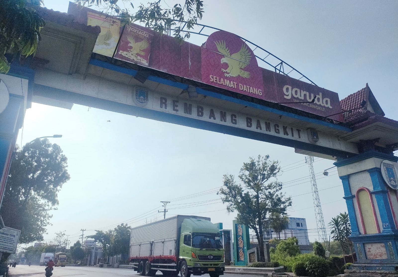 BAKAL DITATA: Kondisi tugu batas Kota Rembang tampak sudah tua dan butuh peremajaan. (WISNU AJI/RADAR KUDUS)