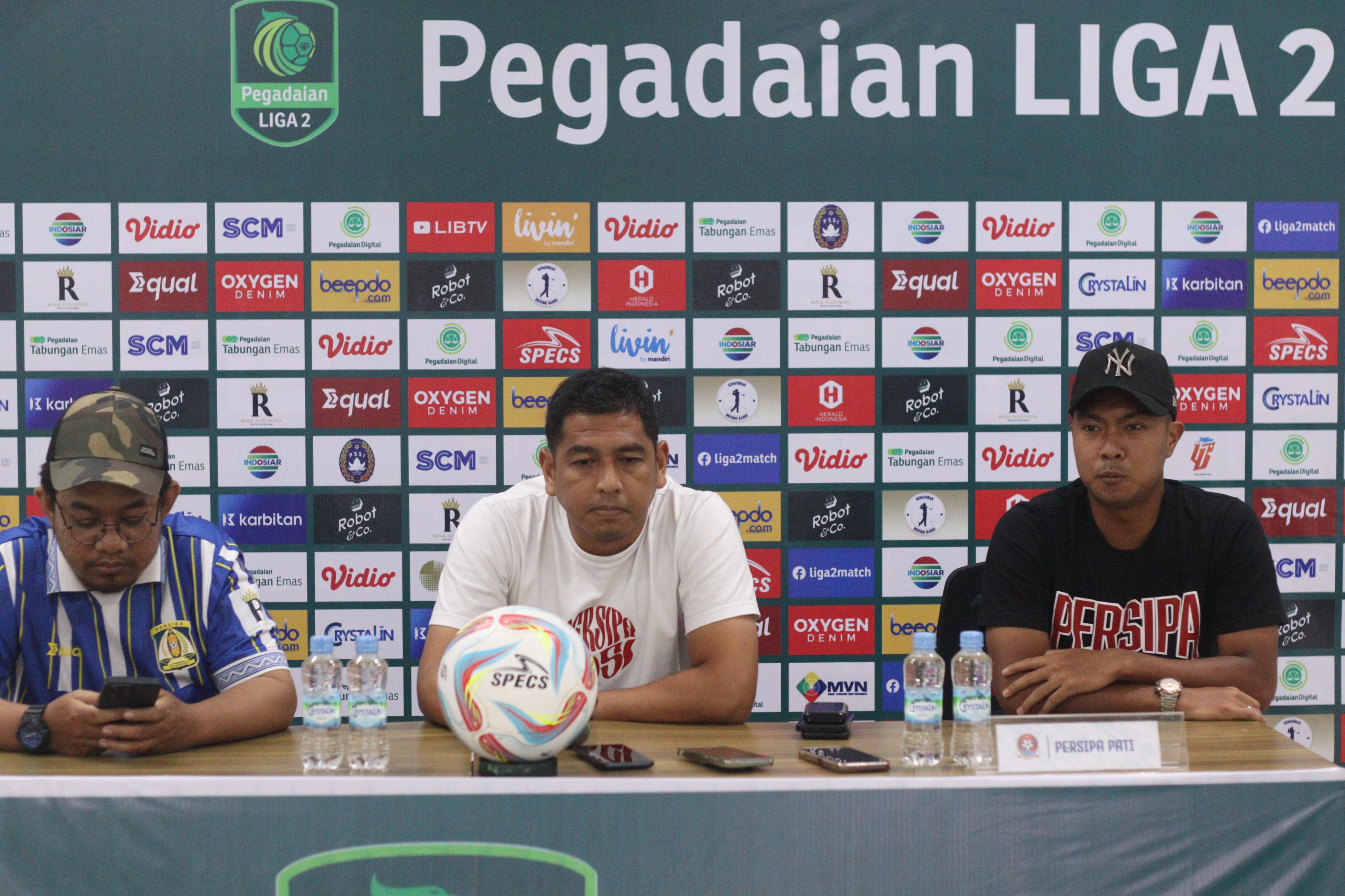 OPTIMISTIS: Kapten Persipa Pati Gustur Cahyo (paling kanan) berambisi meraih kemenangan saat berjumpa dengan Persiba Balikpapan (12/1) di Stadion Batakan. (PERSIPA PATI UNTUK RADAR KUDUS)