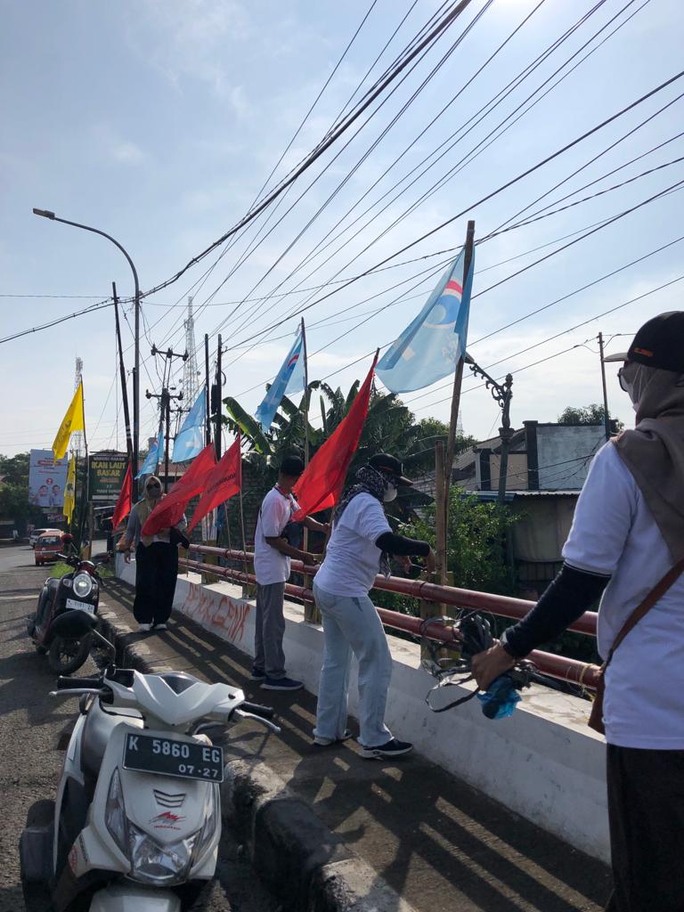 DISIKAT: Pengawas Pemilu Kelurahan/Desa menertibkan peraga kampanye salahi aturan kemarin (10/1).