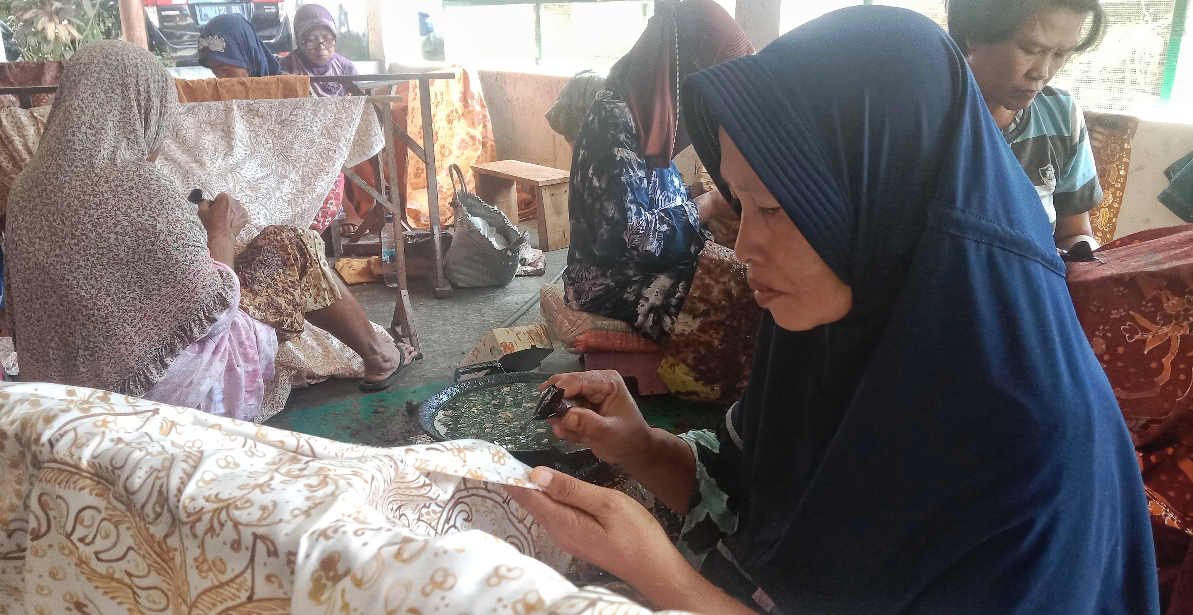 TELITI: Para pengrajin batik lasem nyanting di kain. (VACHRI RINALDY L/RADAR KUDUS)