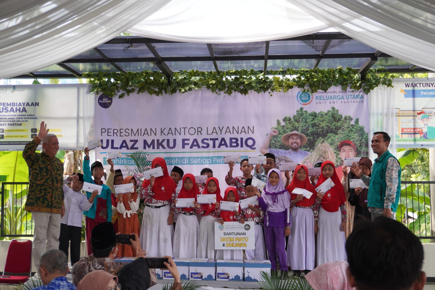 DIRESMIKAN: BMT Fastabiq memberikan santunan anak yatim di Kantor Layanan ULAZ MKU Fastabiq pada Kamis (11/1). (HUMAS PKU FASTABIQ UNTUK RADAR KUDUS)