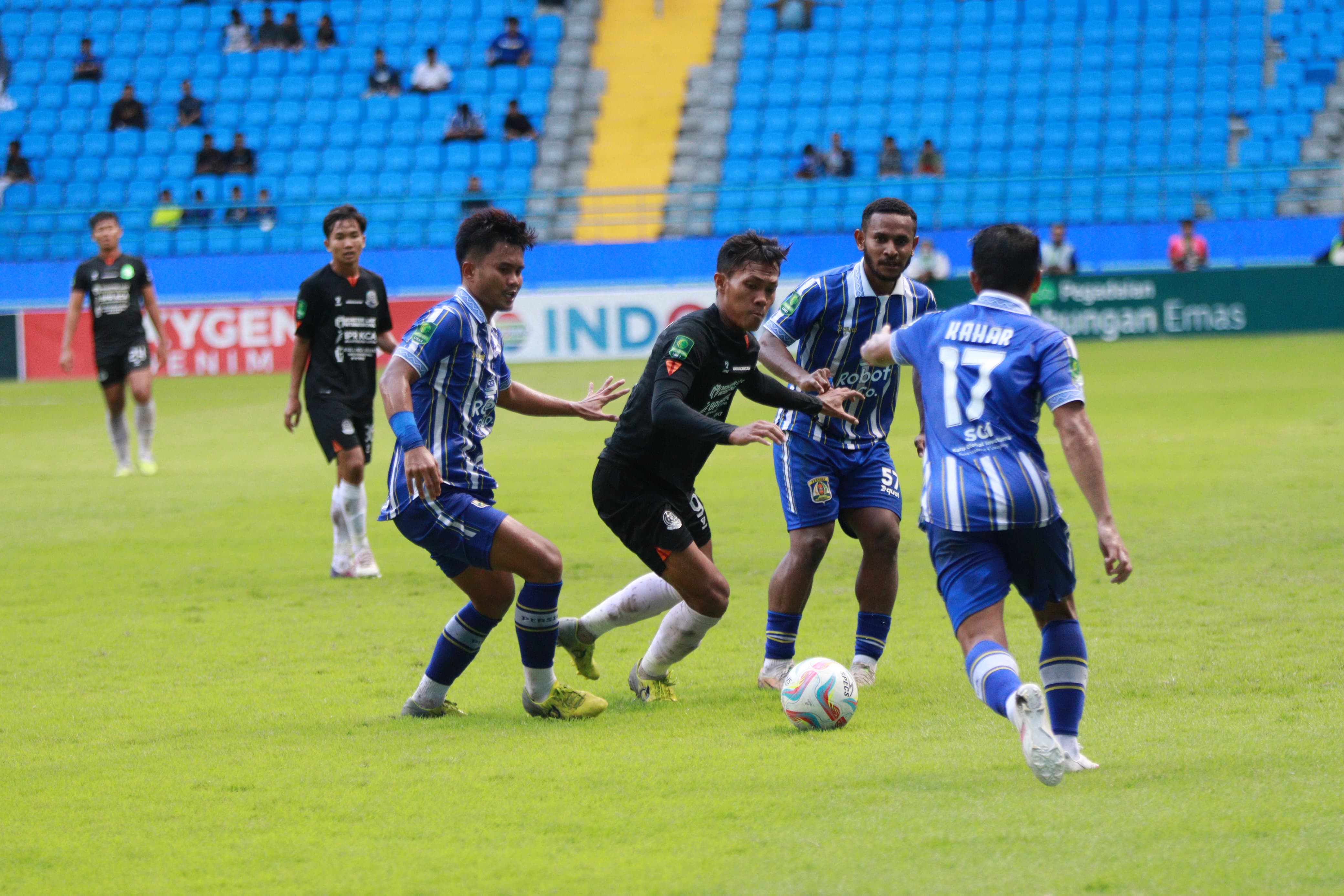 NGEYEL : Striker Persipa Pati Imam Witoyo berusaha lepas dari pengawalan pemain Persiba Balikpapan. (PERSIPA PATI UNTUK RADAR KUDUS)