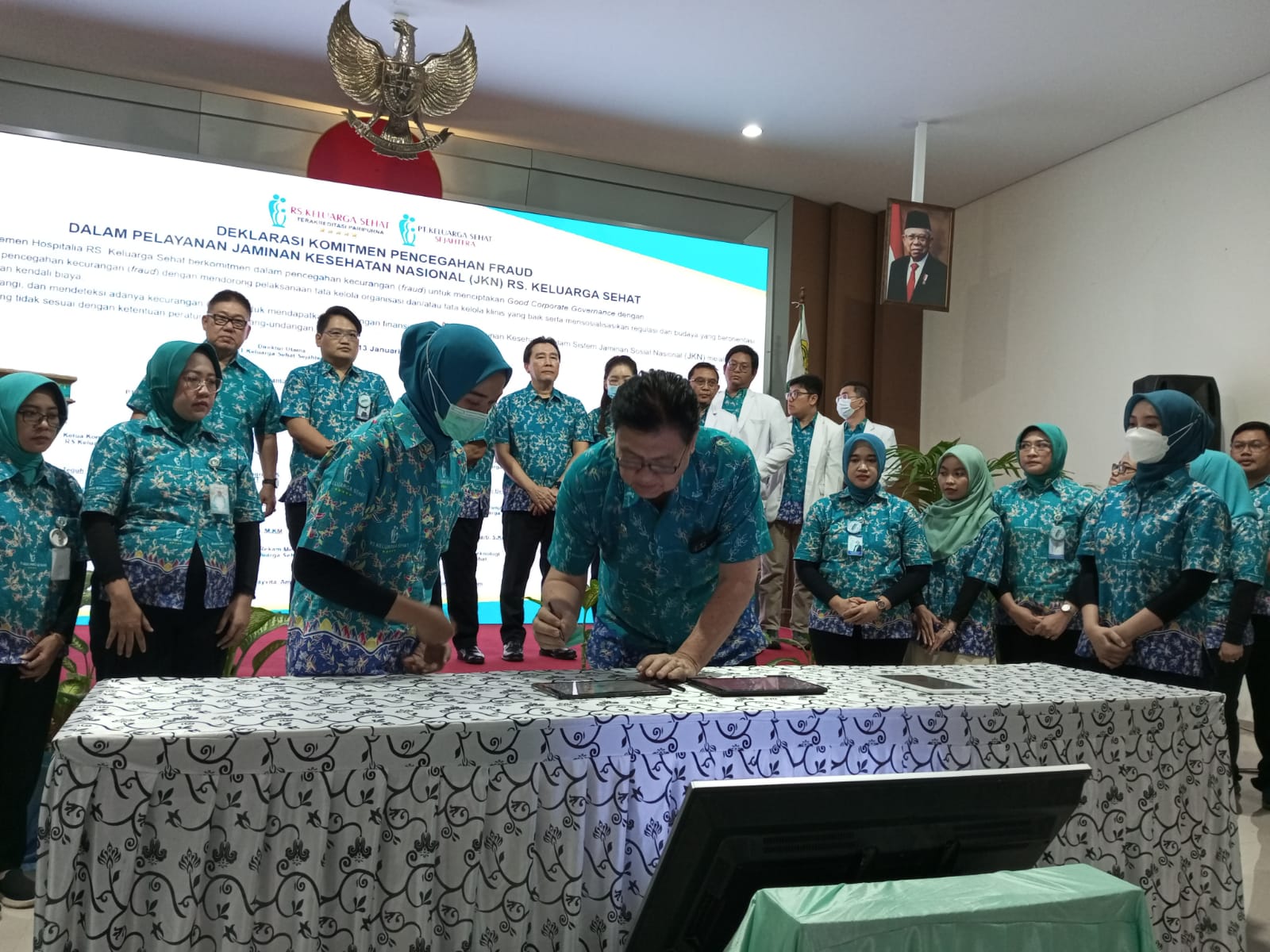 Penandatanganan pakta integritas manajemen KSH komitmen layanan anti fraud dalam acara Lokakarya akhir pekan kemarin (13/1).