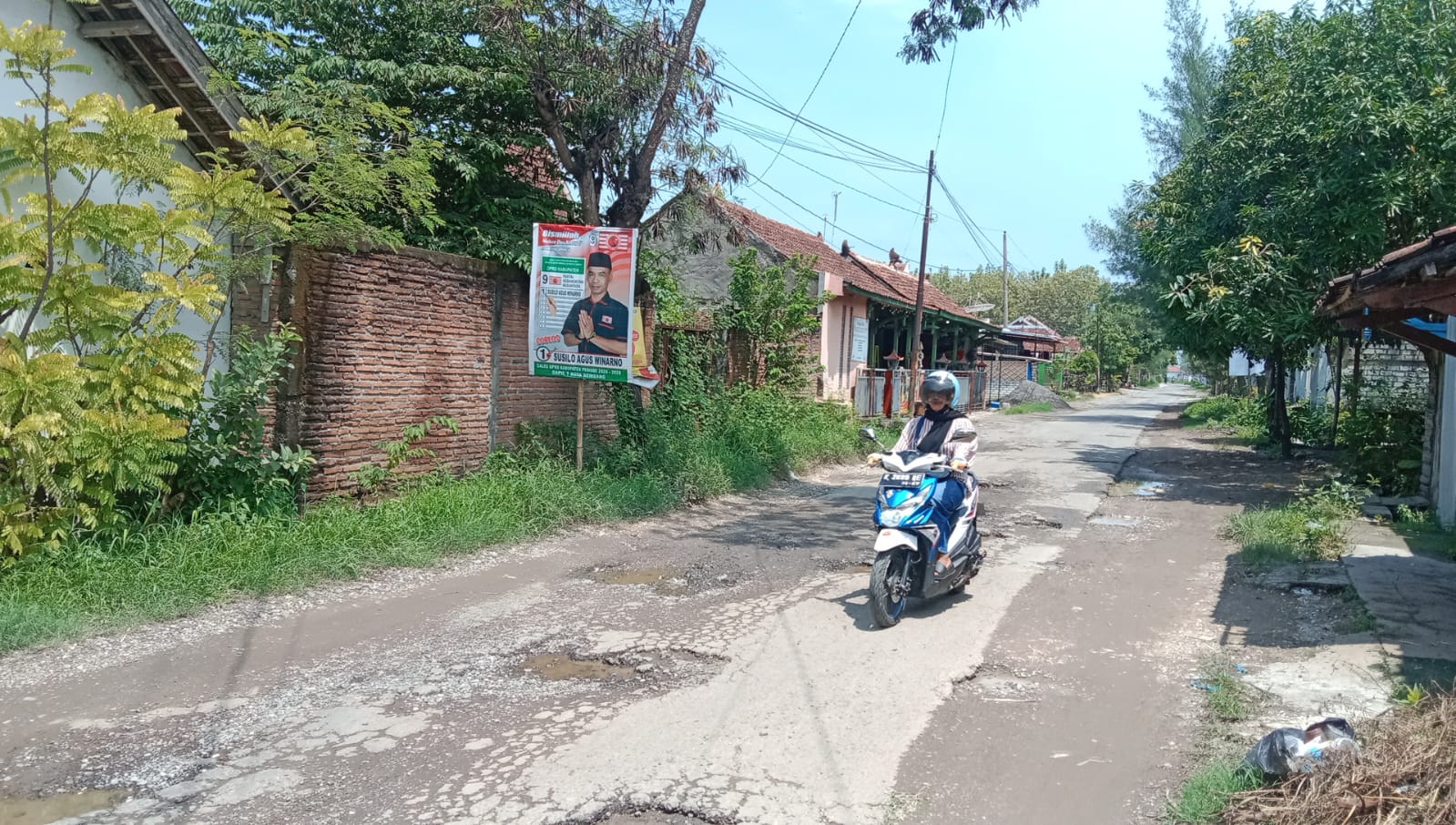 RUSAK: Pengendara melintas di Jalan Turusgede baru-baru ini. (VACHRI RINALDY L/RADAR KUDUS)