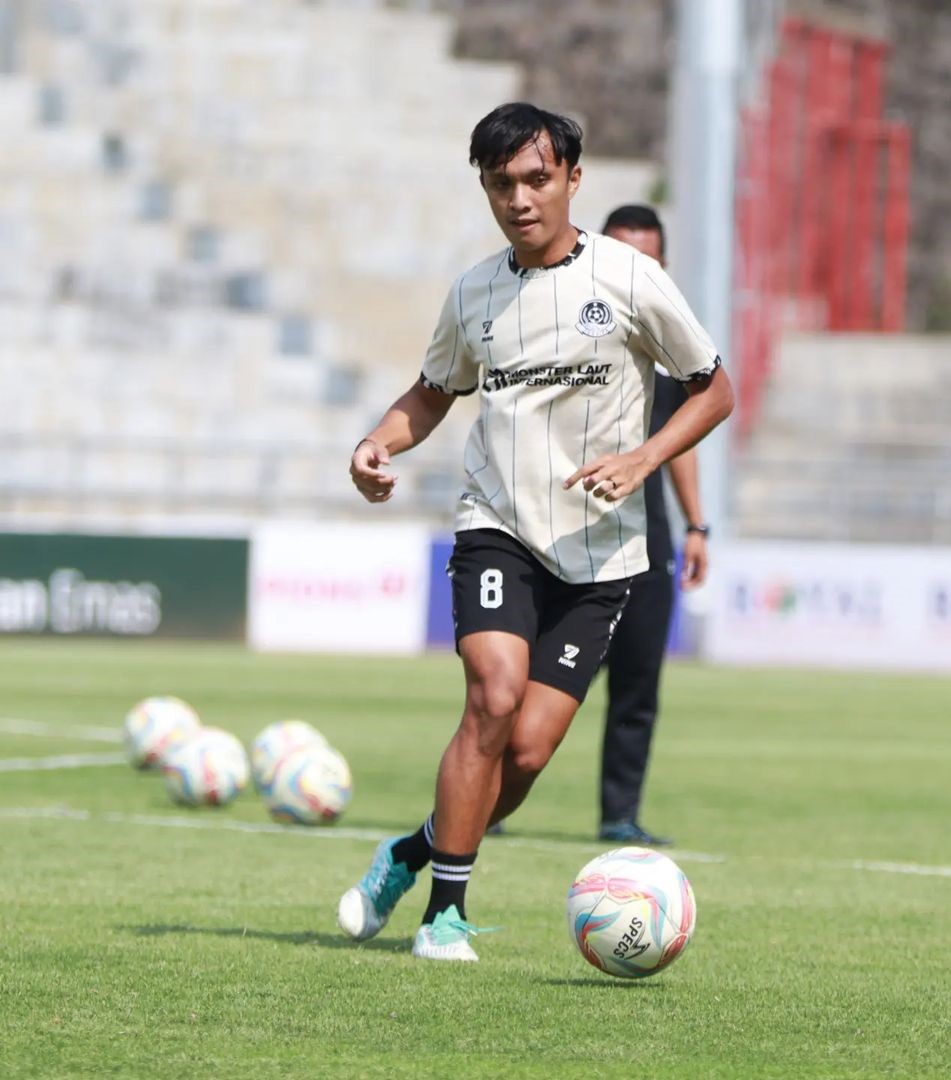 TAK GENTAR : Pemain Persipa Pati M Rifai saat menjajal lapangan Stadion Kebogiro Boyolali. (PERSIPA PATI UNTUK RADAR KUDUS)