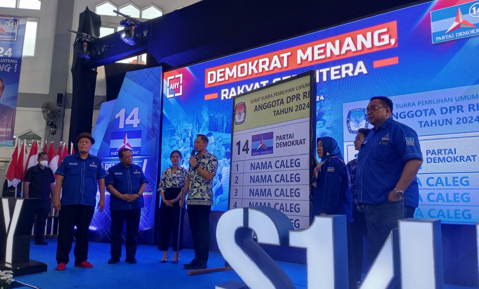 KONSOLIDASI: Ketua Umum Partai Demokrat Agus Harimurti Yudhoyono melakukan simulasi pencoblosan di hadapan ribuan kadernya di Gedung Haji Pati. (ACHMAD ULIL ALBAB/RADAR KUDUS)