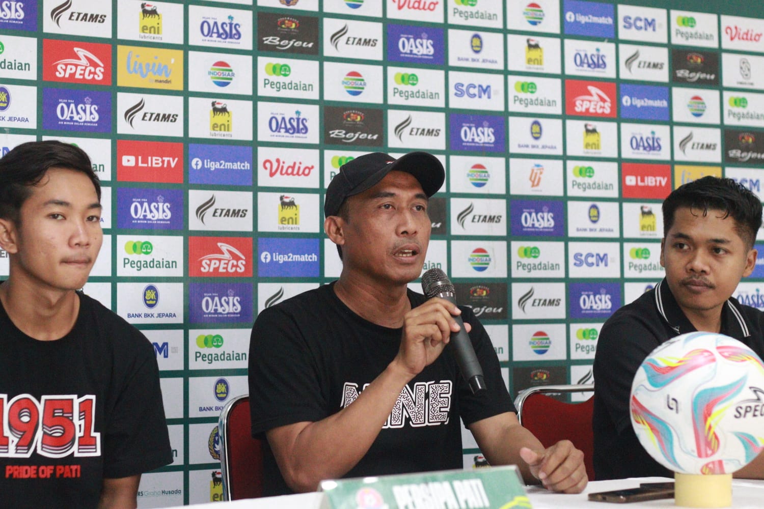 SIAP : Karteker pelatih Persipa Pati Agus Yuniardi dalam sesi pre match press conference di Stadion Kebogiro Boyolali kemarin. (PERSIPA PATI UNTUK RADAR KUDUS)