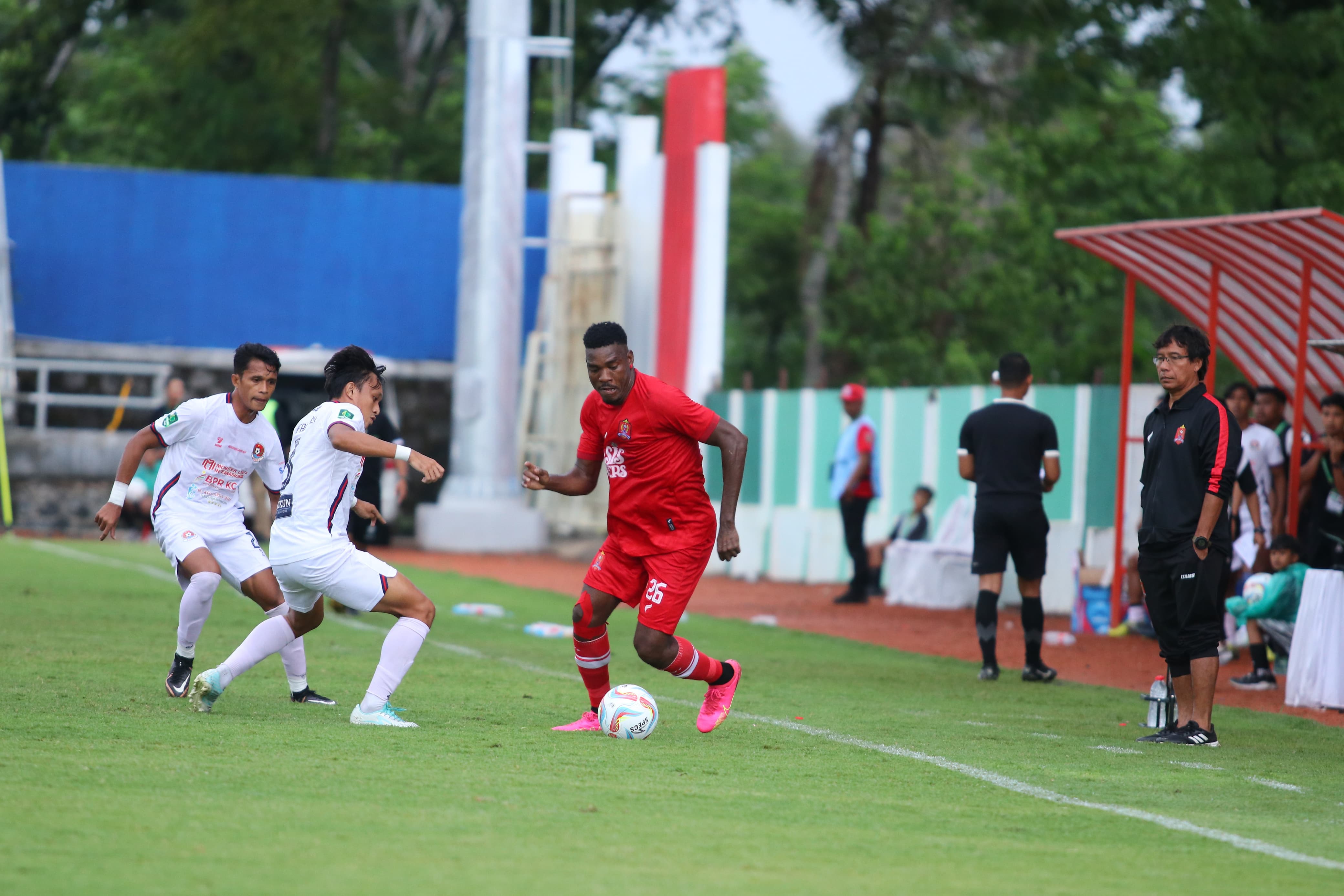 AWAS : Striker Persijap Jepara berusaha keluar dari hadapan pemain lawan. (PERSIJAP UNTUK RADAR KUDUS)