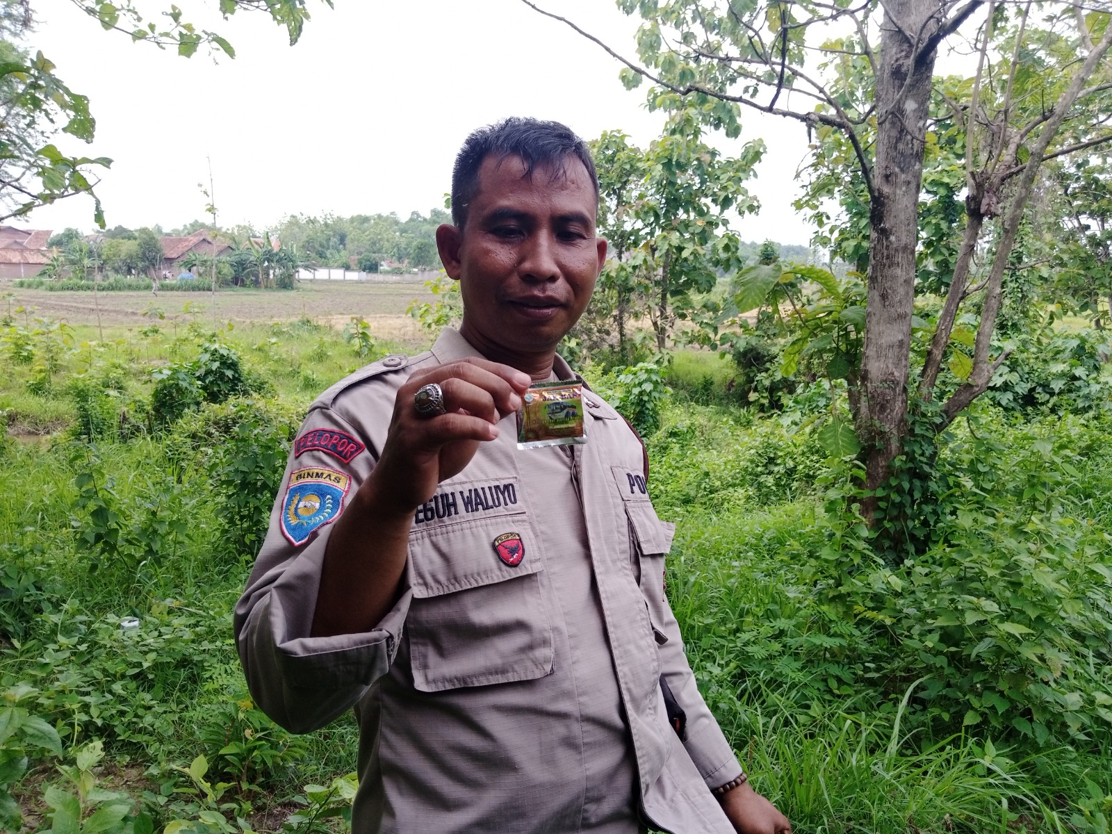 OBAT KUAT: Bhabinkamtibmas Kunden Bripka Teguh Waluyo menemukan bungkus obat kuat di kawasan lapangan Golf. (EKO SANTOSO/RADAR KUDUS)