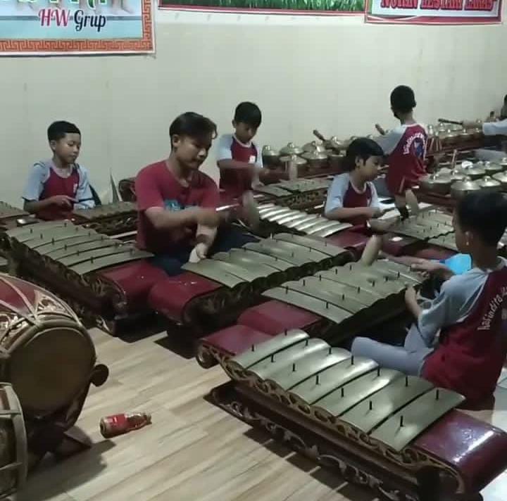 LATIH ANAK-ANAK: Suasana latihan di Sanggar Bejo Lestari Laras.