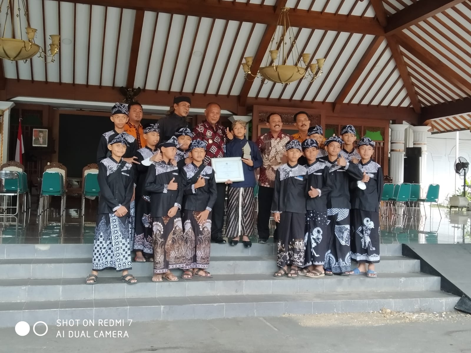 BERPRESTASI: Sanggar Bejo Lestari Laras bersama Pj Bupati Pati Henggar usai juara I di ajang Festival Dalang Anak dan Remaja ditingkat Nasional.